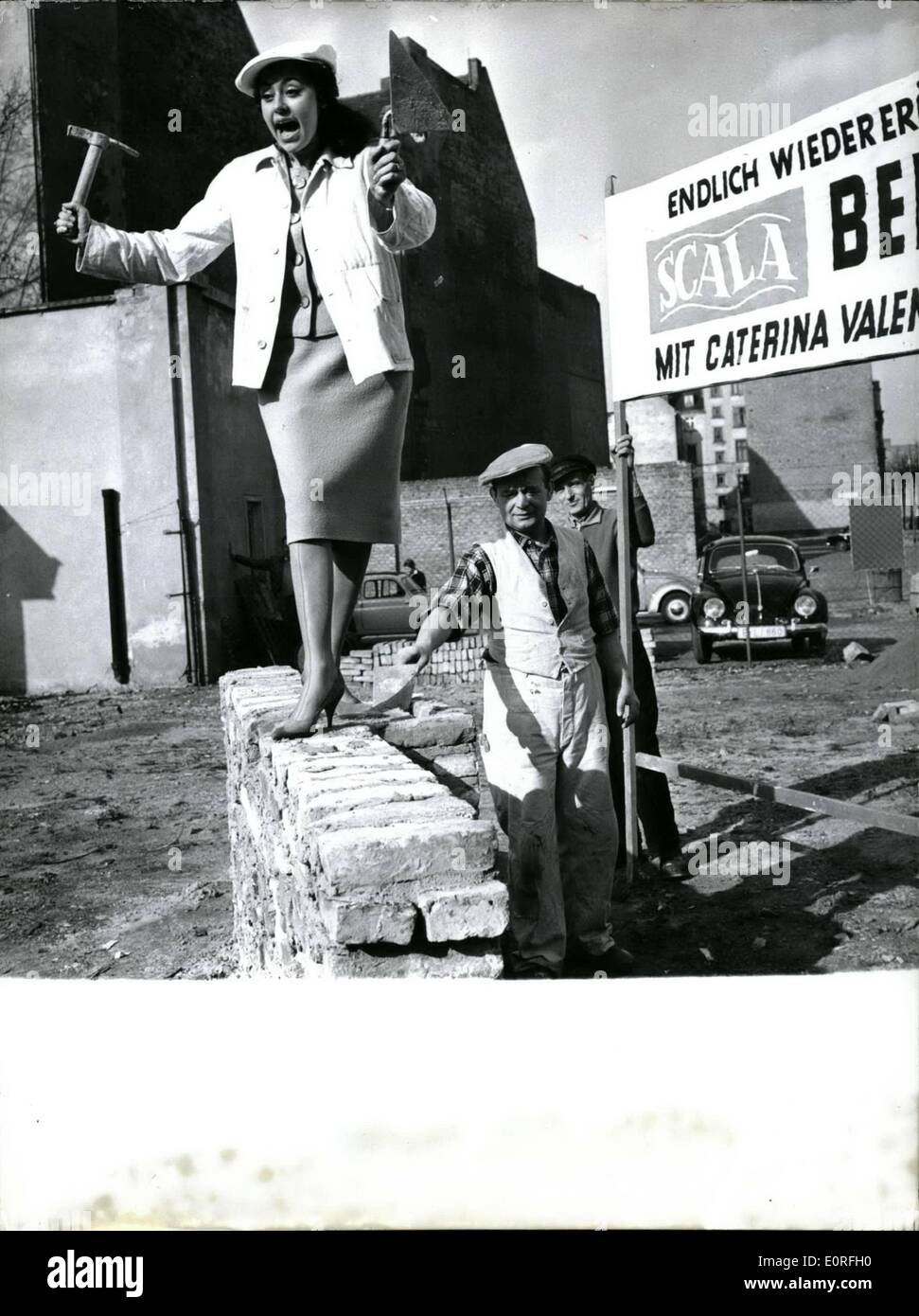 05 maggio 1959 - Eseguire per quattro settimane senza pagare... Questo è ciò che Caterina Valente e Werner Mueller della RiaS dance orchestra intende fare, quando il nuovo ''Scala'' sarà costruito. Per il momento non vi è ancora una certa incertezza circa la 'Scala'' edificio. Sul sito previste per l'edificio - dove anticamente il vecchio ''Scala'' si fermò - due artista il 5 marzo embedded un documento con questa promessa. OPS: Caterina Valente prima dell'inclusione del documento. Foto Stock