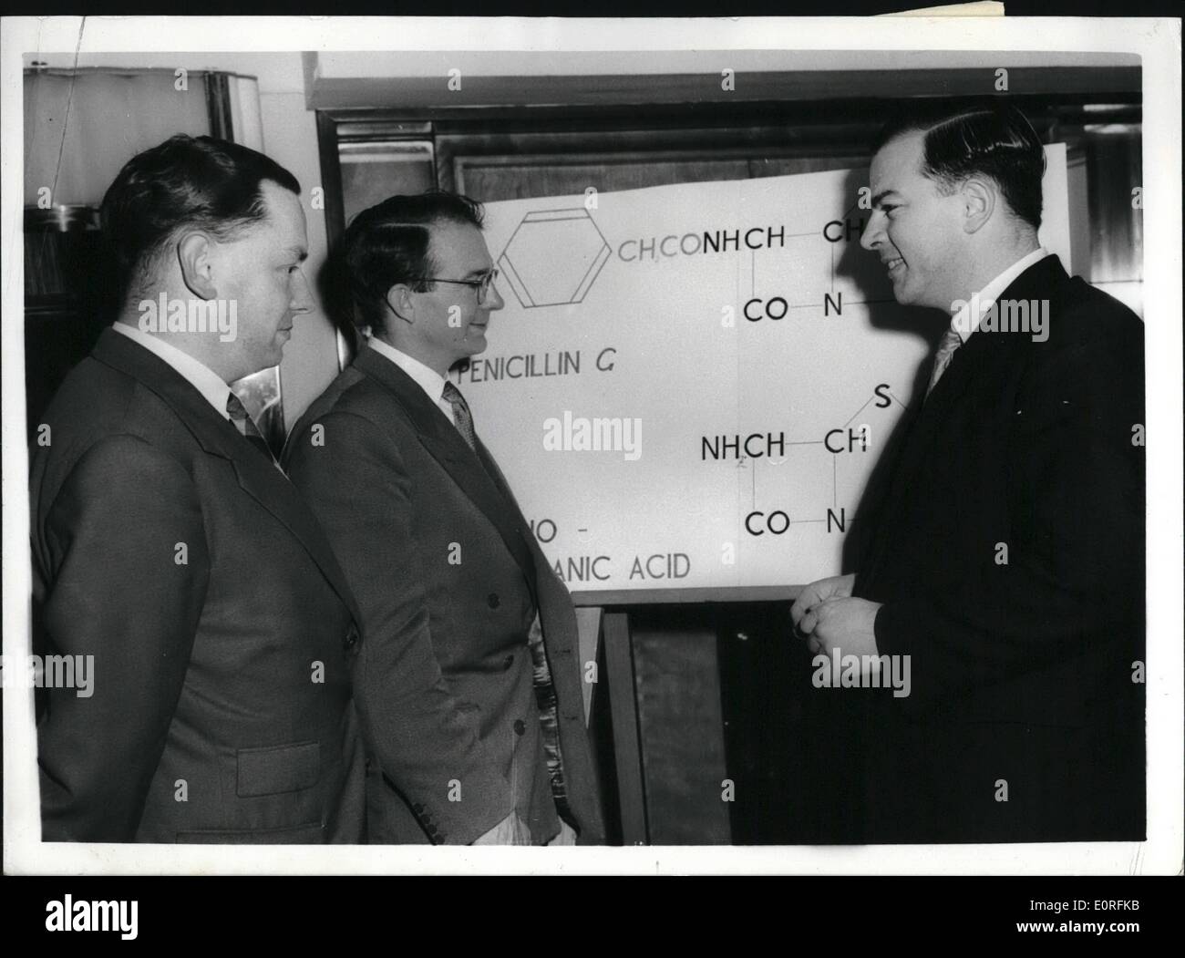 Giugno 06, 1959 - 6-3-59 British ricercatori scoprire un nuovo tipo di penicillina sostanza. Membri della Beecham Research Laboratories Research Team dovevano essere visto al Savoy Hotel questo pomeriggio, quando una dichiarazione è stata fatta sulla sostanza che essi hanno scoperto dal quale nuovo tipo di penicillina può essere prodotta che può superare i germi resistenti e non causano effetti nocivi per la salute nelle persone normalmente sensibile alla penicillina. Si è detto di essere il più importante rompere attraverso poiché Fleming's scoperta nel 1929. I membri del team sono F.R. Batchlor di Ockley, Surrey; F.P. Doyle di West Ham, Essex; J.H.G Foto Stock