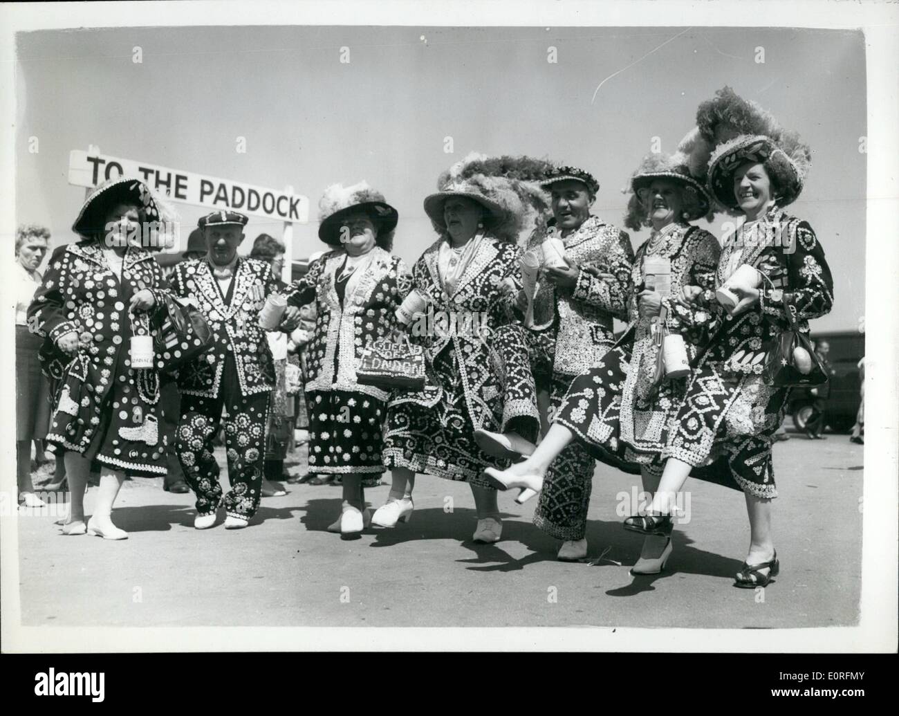 Giugno 06, 1959 - Derby giorno presso la Epsom.. Il 'Pearlies' divertirsi... L'immagine mostra: Il London Pearlies - hanno una improvvisata danza - Foto Stock