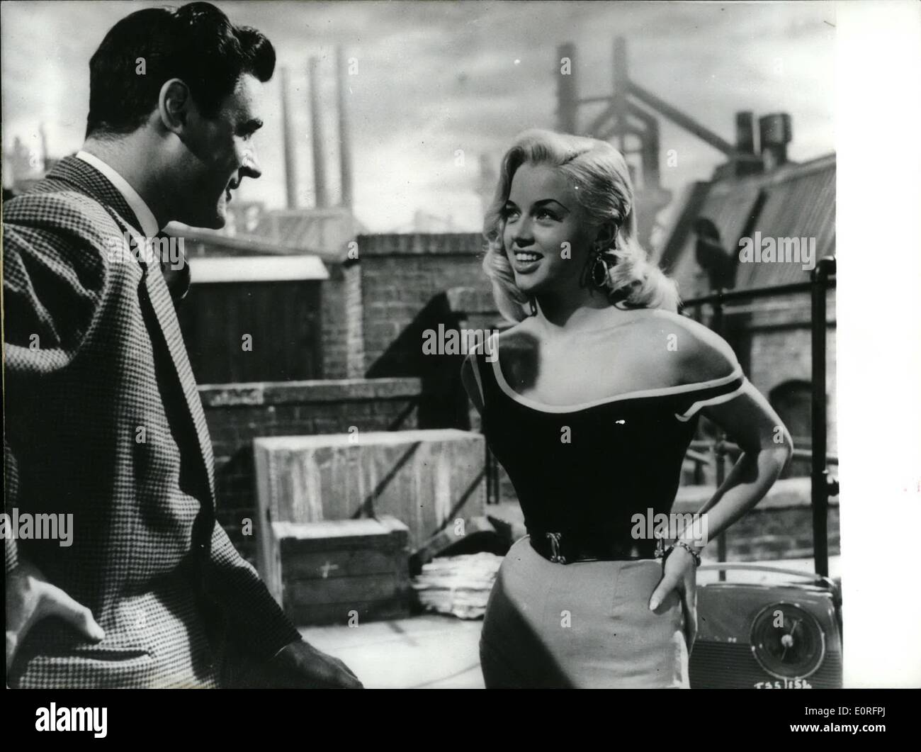 05 maggio 1959 - Per l'ultima volta : Diana nel sesso? Dopo Francoise arnoul, Gina Lollobrigida e Sophia Loren, ora Diana Dors (Diana Dors) vuole ottenere noto senza usando il suo ''curve'', ma solo wit la sua recitazione. al fine di porre l' accento su questa risoluzione di lei, Diana dore sorpreso il produttore dei suoi film alst ''si sono persi, straniero'', George minter (George minter) da lui citato in giudizio per il risarcimento di diga 100.000 (circa 100000 libbre), perché alcune delle scene di questo film ha avuto, quando il film è stato finito, piuttosto un significato diverso e Diana Dors ha spiegato che erano troppo Foto Stock