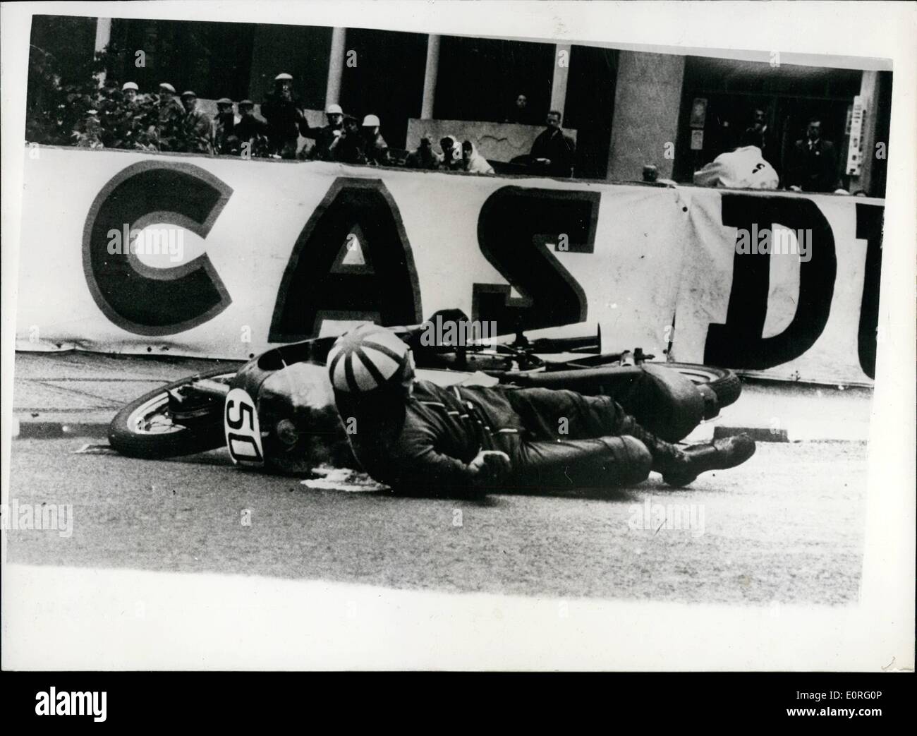 Giugno 06, 1959 - Ranson proviene una troncatrice nel T.T. evento sul isola di man. Mostra fotografica di L.B. Ranson si stacca la sua macchina al quarto ponte a Douglas, I.O.M. durante il Senior T.T. evento. La gara è stata vinta da John Surtees a una media di 87.95 m.p.h. Foto Stock