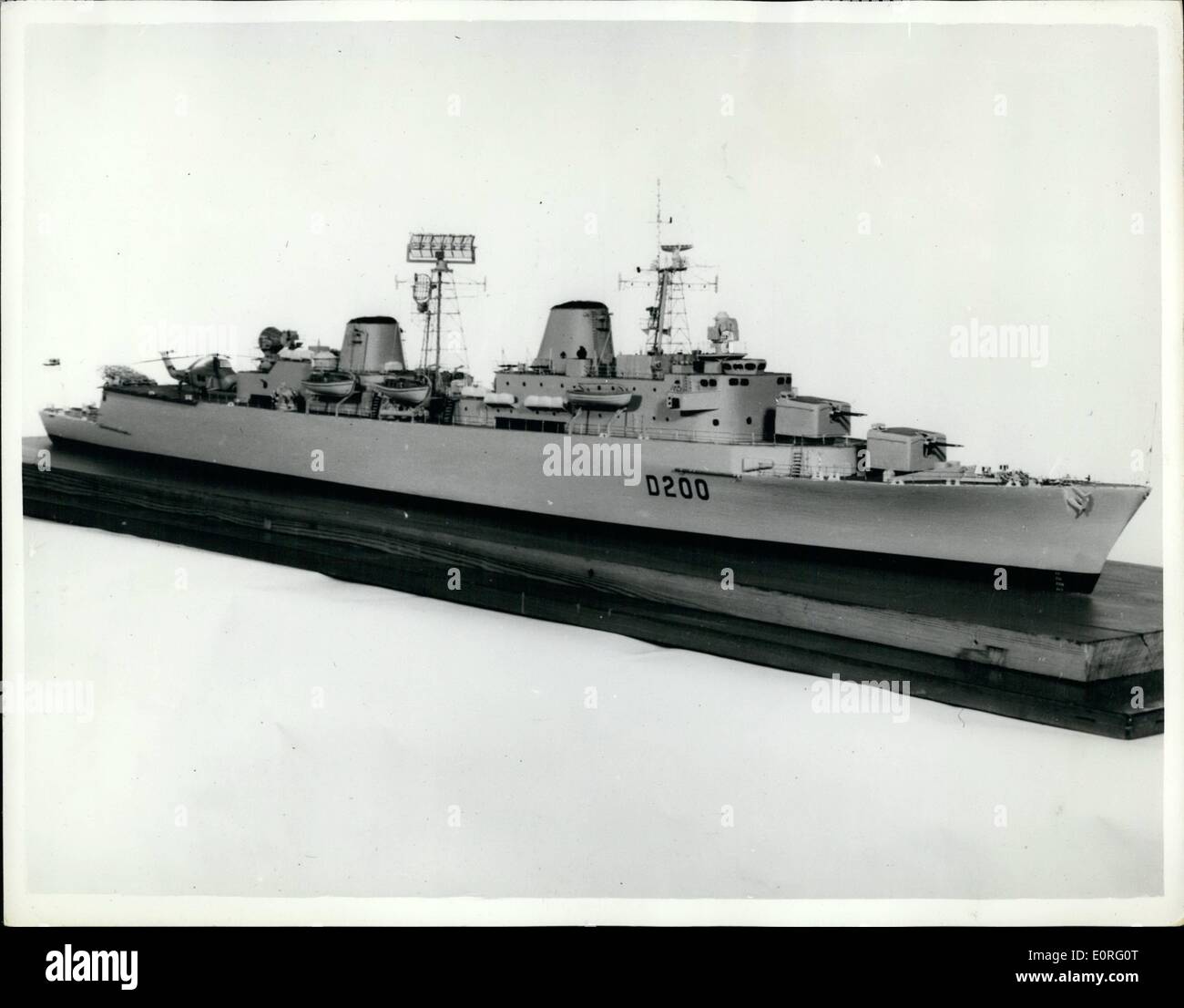 Giugno 06, 1959 - Modello della Royal Navy del missile guidato nave. Una vista di prua di un modello di uno della Royal Navy del missile guidato navi, di cui due sono già state stabilite durante la costruzione di un terzo sarà avviato entro la fine di quest'anno. Queste navi saranno i primi ad entrare a far parte della flotta dotato di superficie Seaslug per Air missile e la rampa di lancio è montato sul pianale laterale. I lanciatori per il Seacat missile, progettato per chiudere la difesa aerea si trovano al passo con il dopo imbuto. La spazio di atterraggio per elicottero portante per questa classe di nave è a dopo la fine del ponte superiore Foto Stock