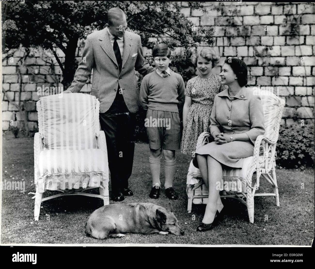 Giugno 06, 1959 - La regina con la sua famiglia a Windsor Castle.: una famiglia felice gruppo: la famiglia reale al di sotto del Oriente terrazza sul fronte sud del castello. Zucchero, Regina della Corgi è contenuto a dormire. Foto Stock