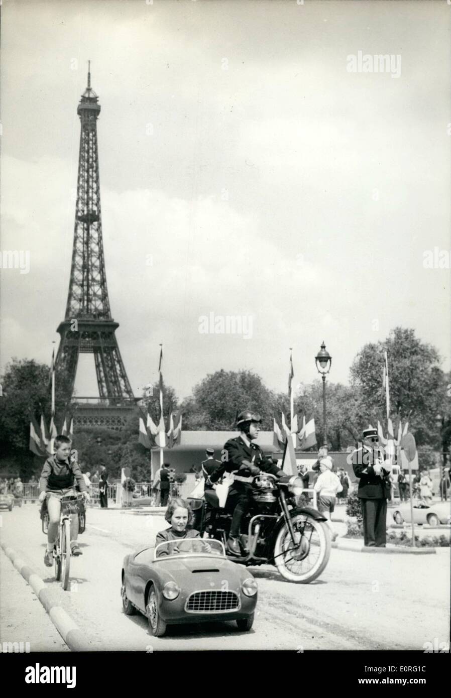 Giugno 06, 1959 - guida nazionale concorso per bambini a Parigi. La finale nazionale del concorso di guida per i bambini era tenuto vicino alla Torre Eiffel a Parigi questo pomeriggio. La foto mostra una vista generale durante la finale. Foto Stock