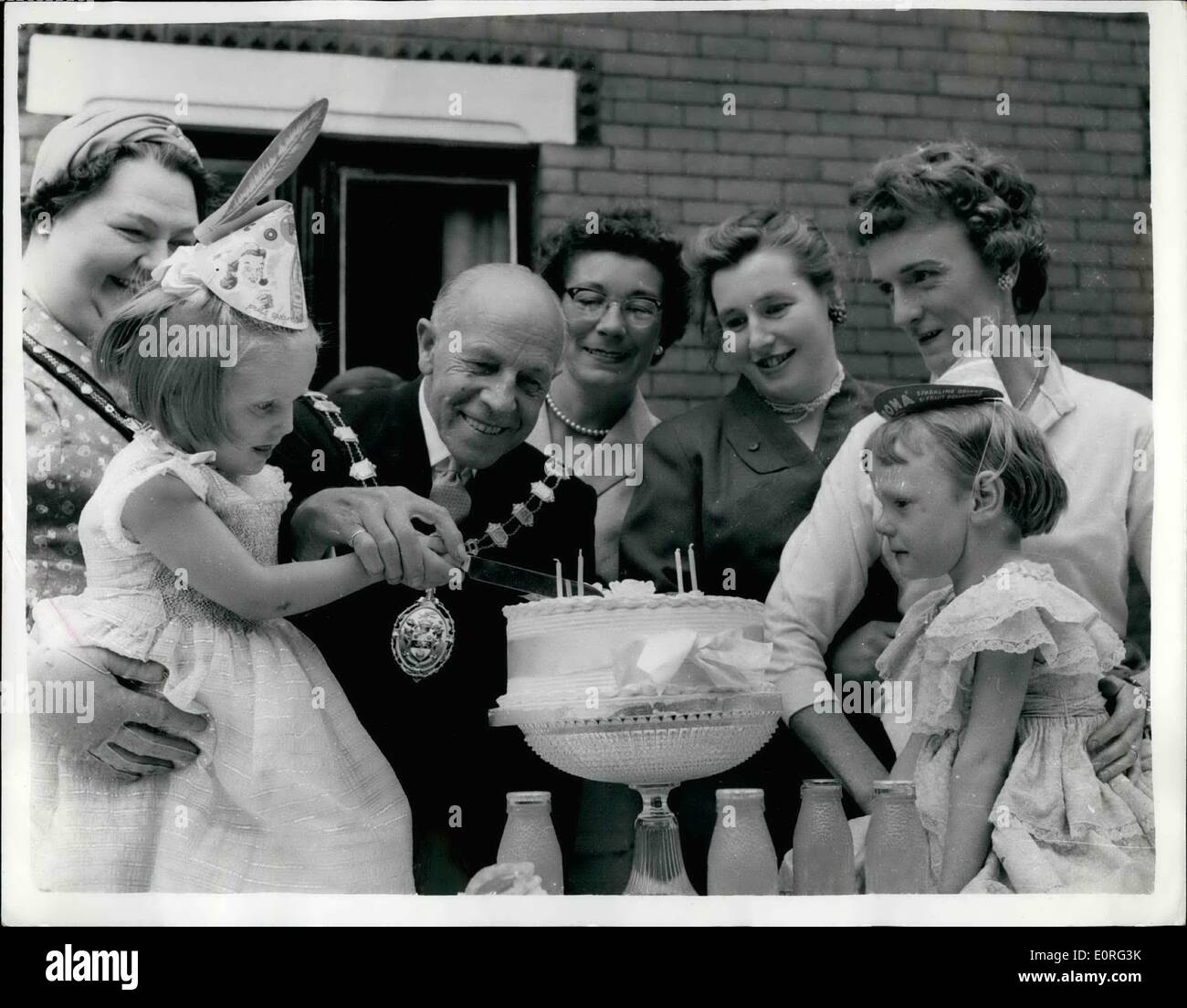 Agosto 08, 1959 - Little Ann di salvataggio del partito: vi erano quattro ospiti V.I.P. a Ann Culverwell della quarta festa di compleanno - ma per loro non ci sarebbe stata una festa. Sette settimane fa Ann cadde in un cannal vicino alla sua casa in Raleigh-street, Stretford, vicino Manchester. Il suo quattro-anno-vecchio amico, Madeline Murphy, disputato 100 iarde per raccontare la sua madre, un vicino del Culverwells., quindi con due altri vicini mantenendo le sue gambe, la sig.ra Murphy appeso a testa in giù nel water e pescato fuori Ann. Little Ann's madre era una grata che ha organizzato una strada festa di compleanno Foto Stock