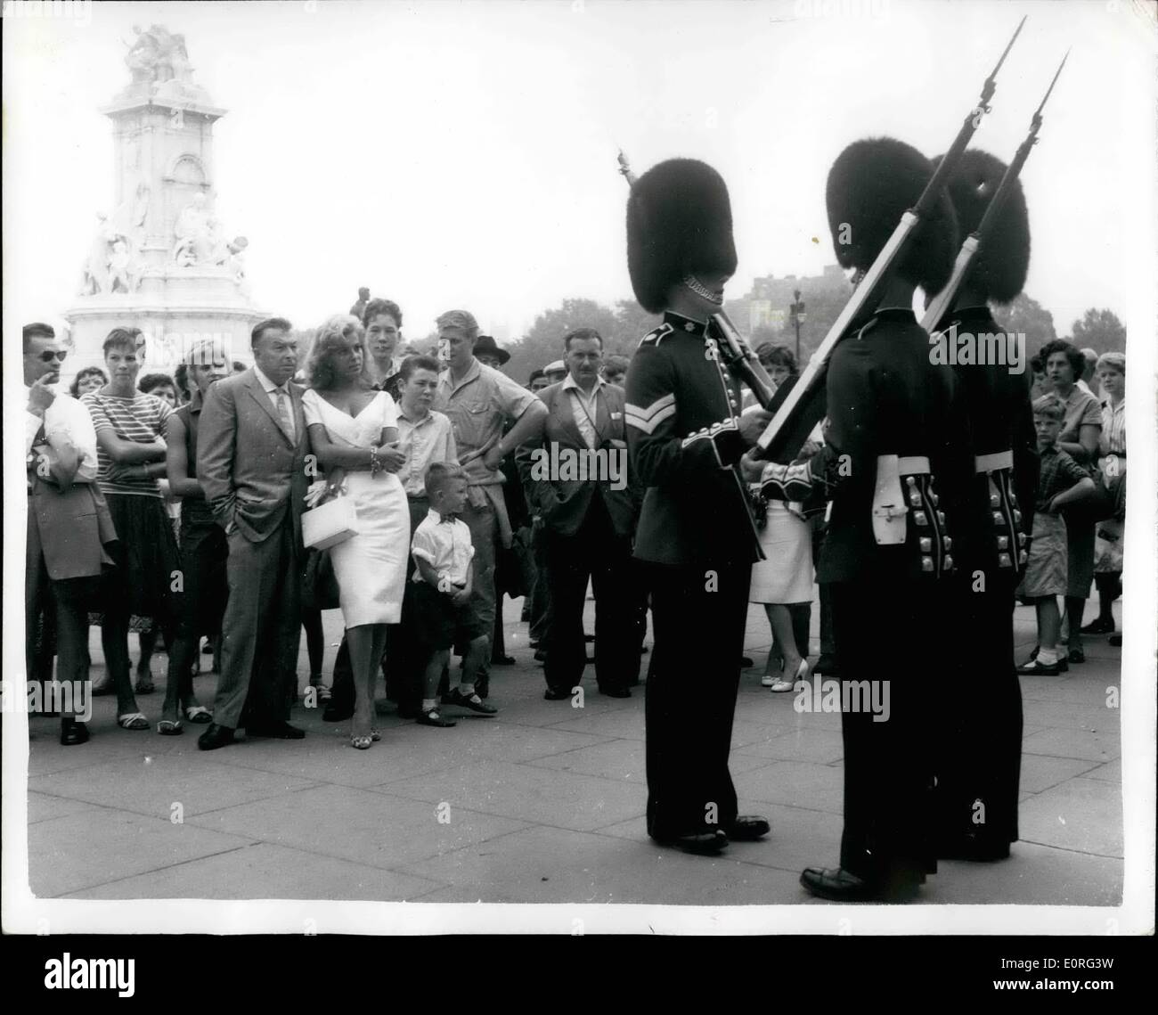 Agosto 08, 1959 - Un'ape lane prende un pigolio di guardie di palazzo promette di non toccare loro: Incantevole Abbe Lane e suo marito Xavier Cugat "re" latino-americano di ritmo - è andato per assistere al cambio della guardia al Palazzo questa mattina seguente il tumulto in precedenza quando un visitatore viene sostenuto di aver infastidito una delle guardie Abbe promesso il poliziotto sul dovere che ella non voleva toccare la protezione. Il giovane sono qui per un film TV mostra fotografica di Abbe Lane e suo marito Xavier Cugat guarda la guardia cerimonia del cambio fuori del palazzo questa mattina. Foto Stock