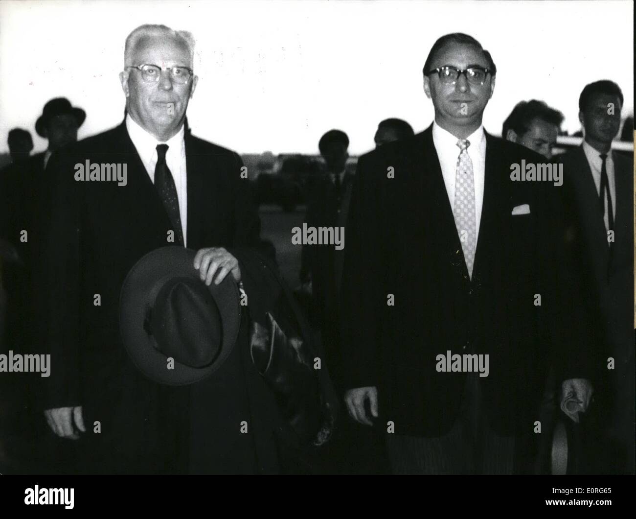 Agosto 08, 1959 - America's ''terzo uomo" a Berlino. Il terzo più importante uomo in noi, Chief Justice Earl Warren, arrivati a Berlino il 17 agosto 1959 per una visita di carattere informativo. Egli è stato accolto all'aeroporto agendo Berlin sindaco Franz Anrehm. Col. Ot, Tchang Kai Foto Stock