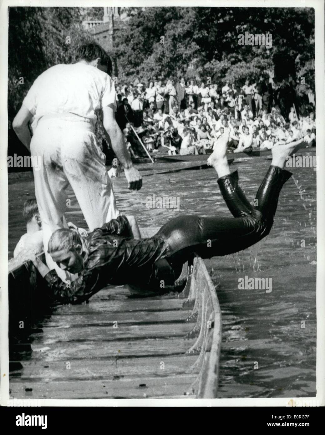 Giugno 15, 1959 - 15-6-59 facendo una Splash. La foto mostra: un umido molto ragazza arrampica torna a bordo di un punt, sul fiume Cam ieri, dove l annuale Oxford-Cambridge punt staffetta ha avuto luogo. Foto Stock