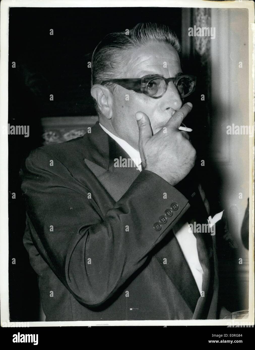 Giugno 18, 1959 - 17-6-59 Aristotele Onassis dà celebrazione festa per Maria Callas" trionfale esecuzione di Medea . Magnifica opera star Maria Callas diede un trionfale esecuzione di Medea presso la Royal Opera House Covent Garden, la notte scorsa. Il sig. Onassis, la spedizione greco milionario, diede un due-tiered partito, uno all'Opera House e il secondo presso il Dorchester Hotel per celebrare l'occasione. La foto mostra: il sig. Onassis nella foto al suo partito presso la Royal Opera House Covent Garden la scorsa notte. Foto Stock