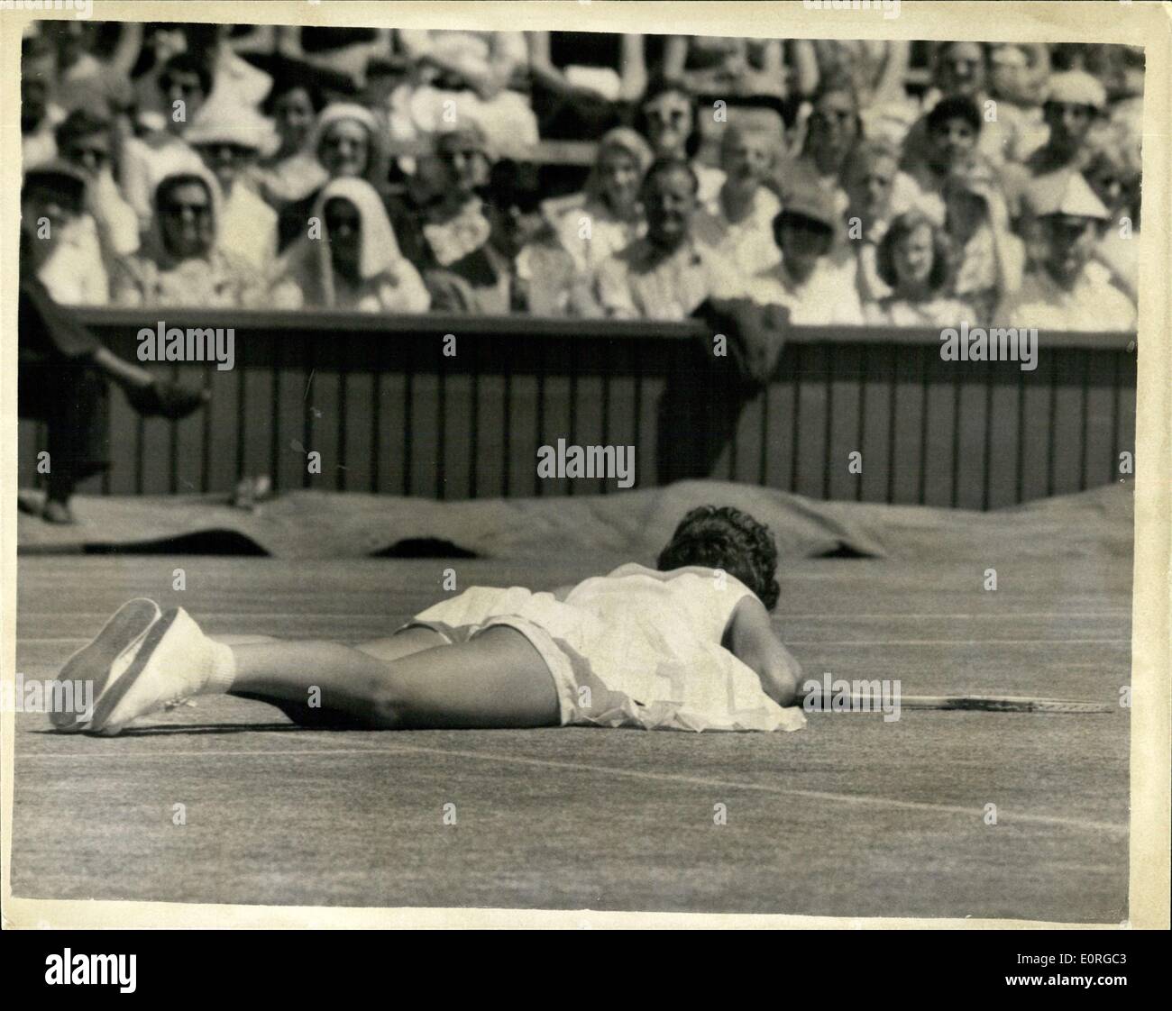 Lug. 04, 1959 - Donne Singoli finale a Wimbledon. Maria cade. Mostra fotografica di Miss Maria Bueno (Brasile) cade durante il suo match con Miss Darlene Hard (USA) nella finale del singolare femminile a Wimbledon questo pomeriggio. Foto Stock