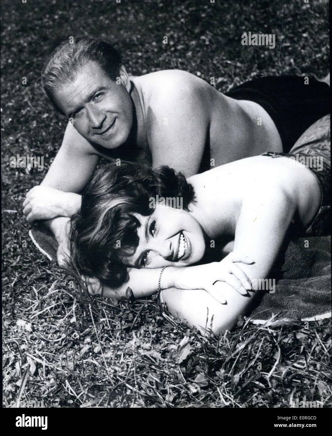 Lug. 06, 1959 - presso il Danubio blu Uschi Siebert (USCHI SIEBERT) e Hans Joachim Kulenkampff (Hans Joachim KULENKAMPFF) sono rilassanti dopo una giornata di duro lavoro. Kulenkampff, chiamato ''Kuli'' televisione quiz master numero 1 in Germania e il suo assistente ''Uschi'' che si sono aggiudicati il ''golden schermo televisivo 1959'' il 3 luglio sono ora starring nel Wiener Mundus/ Prisma film colore ''sempre le ragazze'' che ora sta per essere finito in Vienna. Foto Stock