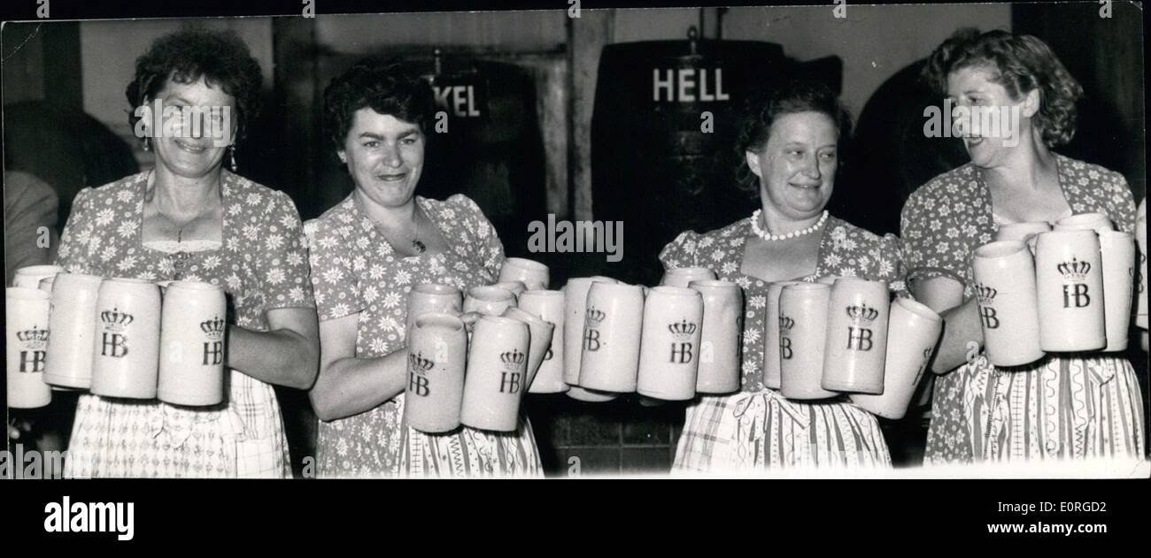 Lug. 07, 1959 - Lotto - bomba cadde nell'Hofbrauhaus: Sei cameriere della famosa Hofbrauhaus di Monaco di Baviera che aveva fatto un ''unione'' in riproduzione Lotto, ora ha vinto i contrassegni 455000(circa 40.000 Sterline). Due colleghi di loro che due settimane fa a sinistra di questa Unione ottenere nulla. Per oltre un anno le cameriere hanno giocato ogni sabato per dieci marchi. La foto mostra i vincitori (da sinistra a destra). Anna Hohne (ANNA HOHNNE),49; Sopohie Balsesr (SOPHIE BALSER), 33 Maria DietL (MARIA DIETL),44 e Friedl krautwald (FRIEDL KRAUTWALD), 40. Tutti vogliono acquistare una casa o un appartamento con ;questo denaro Foto Stock