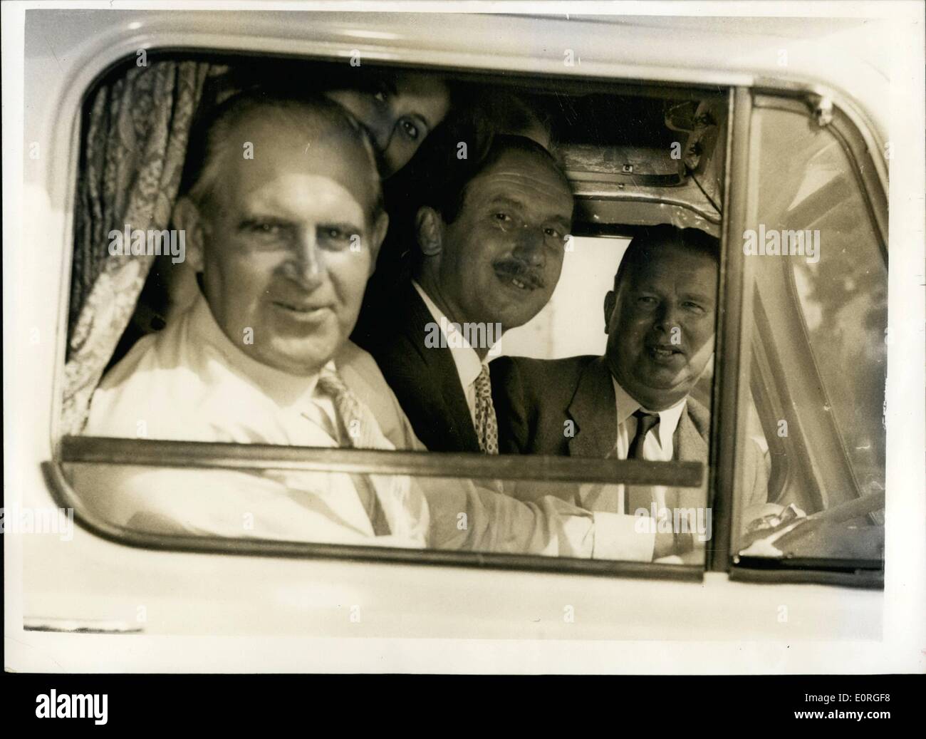 Agosto 08, 1959 - Manodopera p.f. di Start Off sulla campagna elettorale la Skiffle p.f.'s. Una parte del lavoro p.f. è iniziato il loro ''In azione'' pre campagna elettorale da Bexley questa mattina. Durante la campagna sono di prendere parte a una serie di aria aperta le riunioni e la distribuzione di letteratura etc, dal caravan motorizzate in cui si troveranno a vivere, dormire, ecc. Keystone foto mostra: Tre del p.f. è seduto nella cabina di guida della carovana di questa mattina. Essi sono l a r: Norman Dodds, (MP per Erith e Crayford); Sidney Irving (MP per Dartford) e Arthur Bottomley (MP di Rochester e Chatam) Foto Stock