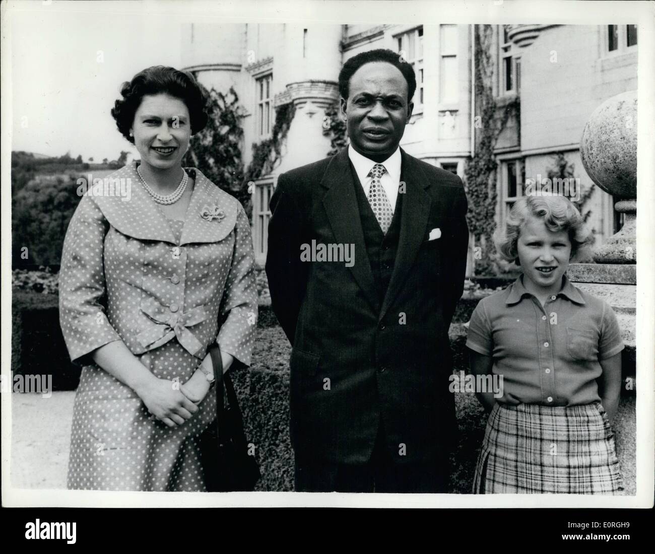 Agosto 08, 1959 - i canali primo ministro vede la regina al castello di baimororal : Dott.ssa Nkrumah, il primo ministro del Ghana, ha pagato una visita alla regina a Belmoral castello. Hr maestà era dovuta alla visita di Ghana in novembre, ma la visita ha dovuto essere annullata a causa della regina della gravidanza . Ci si aspetta che il discus di nuovo data per una visita reale a Gavan. La foto mostra il dottor Nerumar è raffigurato con la regina e la principessa Anne in gourdes del castello di Balmoral oggi. Foto Stock