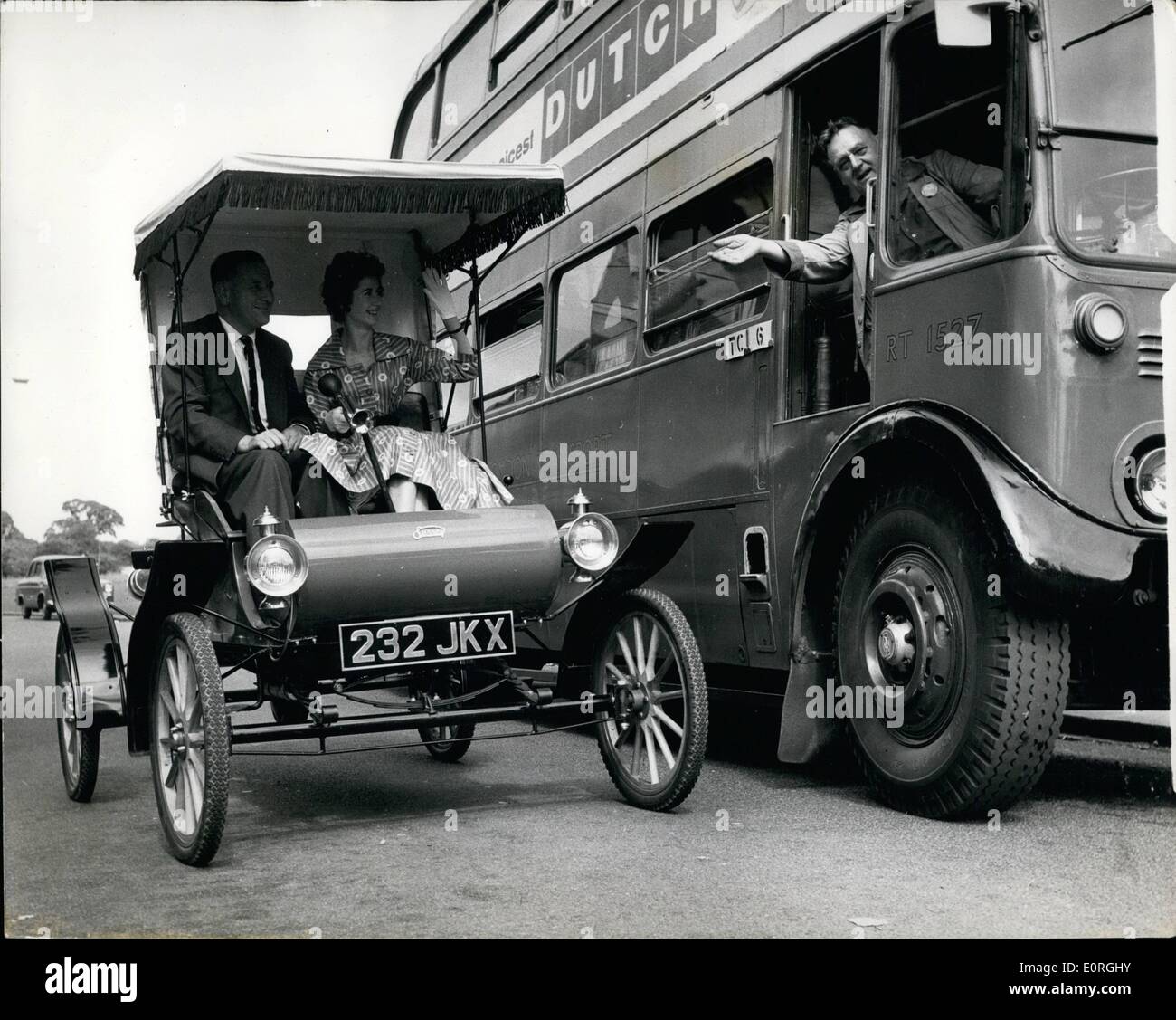 Agosto 08, 1959 - veterano vetture con specifiche tecniche moderne di ROLL OFF la linea di assemblaggio. Auto d'epoca sono attualmente in fase di costruzione come riproduzioni dell'originale e questo è stato fatto per soddisfare la crescente domanda di collezionisti in molte parti del mondo. Uno di tali veicoli, la "urrey'', una copia di un carrello horseless popolare negli Stati Uniti nel 1900, è ora disponibile in Gran Bretagna, attraverso un Wraysbury, Buckinghamshire, ditta di concessionari. Descritto come America della nuovissima vettura vecchia, è disponibile al prezzo di &pound;972, compresi &pound;287 imposta sugli acquisti Foto Stock