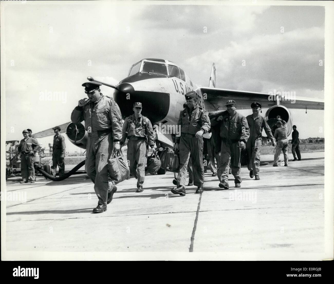 Agosto 08, 1959 - Interruttore inizia a ''invasione'' di U.S. Squadrons in Inghilterra: si sposta in primo luogo hanno cominciato nel rimodellamento della United States Air Force squadroni tattici in Europa dopo il Generale de Gaulle il rifiuto di permettere agli americani di negozio di armi nucleari in Francia, squadroni di Tactical Fighter-bombardieri stanno per essere commutato da airfield in Francia per la Germania, mentre gli aeromobili con la più ampia gamma di dispositivi, sono essendo spostata indietro per la Gran Bretagna. Oggi il decimo ricognizione tattica ala, dell'U.S. Air Force, ha volato nella stazione R.A.F. a Alconbury, Hunttingdonshire, dalla Germania Foto Stock