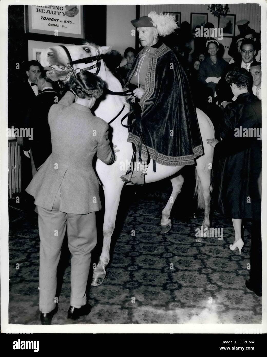 Lug. 07, 1959 - Ultima notte di premiere di Walt Disney's a tutta lunghezza cartone animato "La Bella Addormentata": vi è stata una star-studded audience per la scorsa notte di premiere di Walt Disney's a tutta lunghezza cartone animato "La Bella Addormentata", tenutasi presso l'Astoria, Charing Cross Road. La foto mostra il momento clou della serata è stato quando il pilota montato su un cavallo bianco e abiti come il principe formare la pellicola, apparso nell'auditorium dell'Astoria la scorsa notte. Foto Stock
