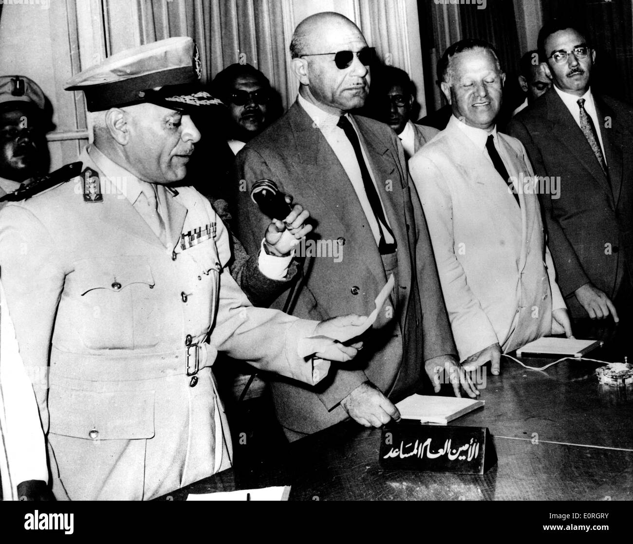 Aug 13, 1959; Cairo, Egitto; ad una riunione speciale della Lega Araba Consiglio al Cairo, Lieut-General ALY AMER, Capo del Personale di Foto Stock