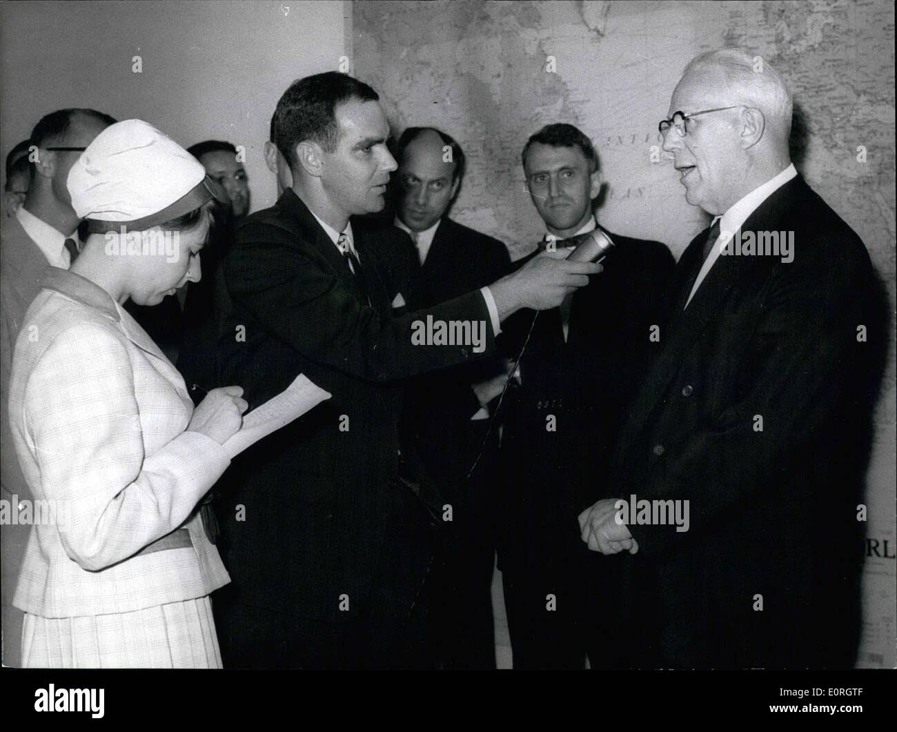 Agosto 17, 1959 - America's ''terzo uomo" a Berlino. Durante una conferenza stampa tenutasi il 17 agosto a ''Amerikahaus'', giustizia principale della Corte suprema degli Stati Uniti, Earl Warren dà un intervista radio. Foto Stock