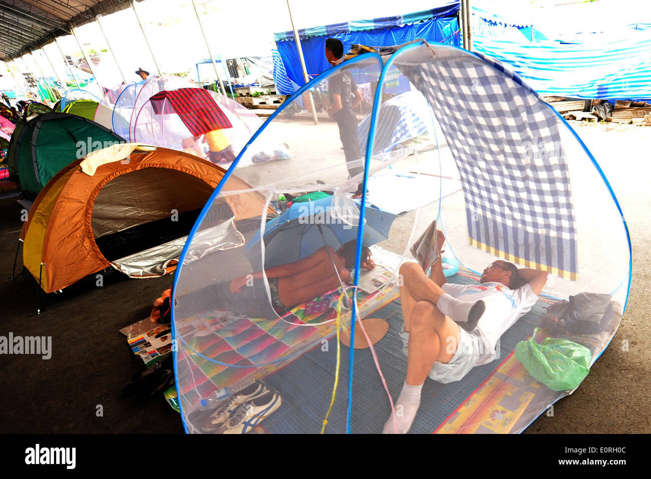 Bangkok, Tailandia. 19 Maggio, 2014. Thailandia del governo anti-manifestanti dormire nei campi durante un rally a Bangkok, Thailandia, 19 maggio 2014. Thailandia del governo anti-leader di protesta Suthep Thaugsuban detto sabato che se non abbastanza persone riunite la sua campagna per la pressione rimanente ministri custode di dimettersi da Maggio 26, avrebbe dovuto cessare i combattimenti e girare stesso nel giorno successivo. Credito: Rachen sageamsak/Xinhua/Alamy Live News Foto Stock