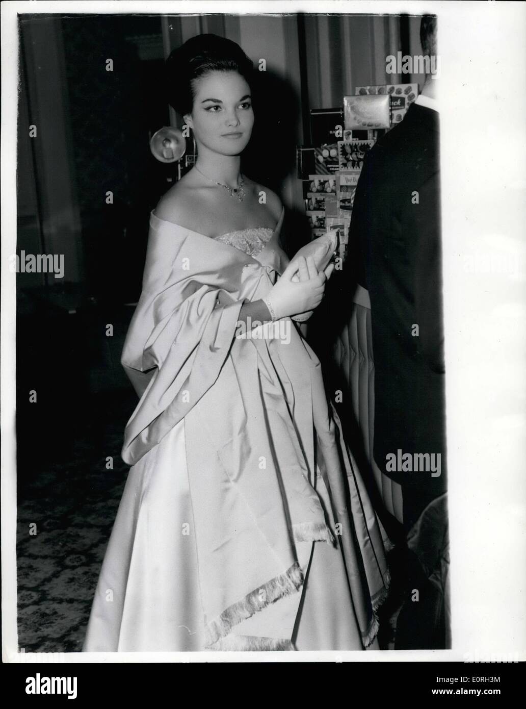 Lug. 07, 1959 - Ultima notte di premiere di Walt Disney's a piena lunghezza cartone animato "La Bella Addormentata": vi è stata una star-studded audience per la scorsa notte;s premiere di Walt Disney's a tutta lunghezza cartone pellicola '"Sleeping Beauty", tenutasi presso l'Astoria, Charing Cross Road. Mostra fotografica di Henrietta Tiarks, la famosa società bellezza, visibile sul suo arrivo all'Astoria per l'ultima notte di Premiere. Foto Stock