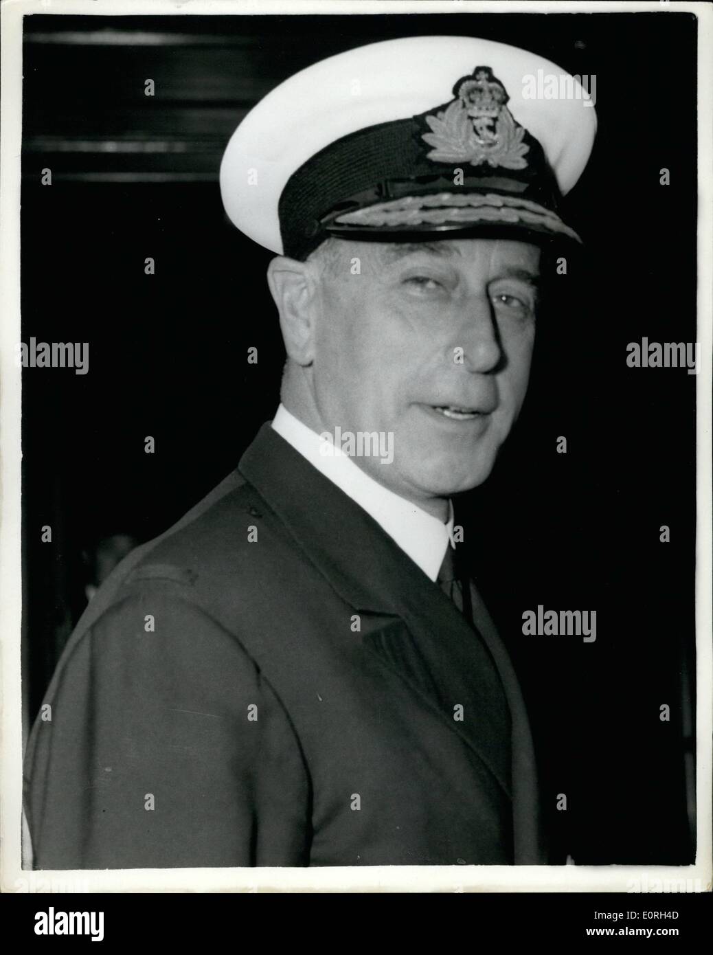 Lug. 07, 1959 - Lord Mountbatten prende il suo posto di capo di stato maggiore della difesa personale - a Londra: ammiraglio della flotta - Earl Mountbatten di Birmania oggi prende il suo nuovo post come Capo di Stato Maggiore della Difesa Personale- in successione il maresciallo della R.A.F. Sir William Dickson. Mostra fotografica di Earl Mountbatten al suo arrivo presso il Ministero della difesa di questa mattina. Foto Stock