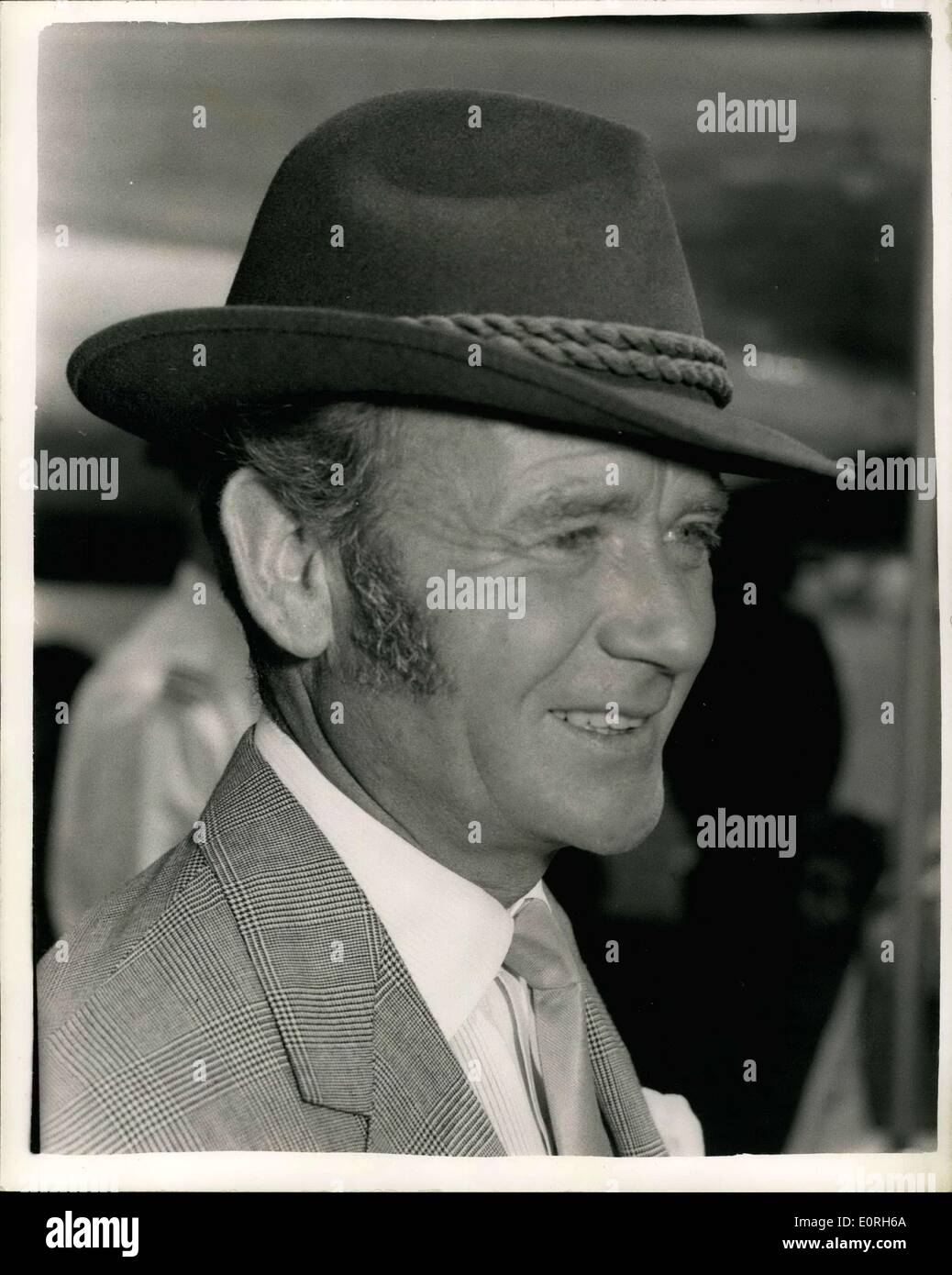 Lug. 15, 1959 - John Mills e lascia la famiglia per Hollywood pronto per ''Swiss famiglia Robinson''; attore John Mills era accompagnato dalla sua famiglia quando ha lasciato Londra aeroporto questa mattina per Hollywood - per parlare sul nuovo film "'Swiss famiglia Robinson'' che deve essere fatta a Tobago. John indossava 'sideboards'' - preparazione per il nuovo film. Mostra fotografica di Giovanni mil di sua moglie, romanziere, Mary-Hayley-campana, la loro figlia Hayley e figlio Johnathan quando hanno lasciato l'Aeroporto di Londra questo pomeriggio. Foto Stock