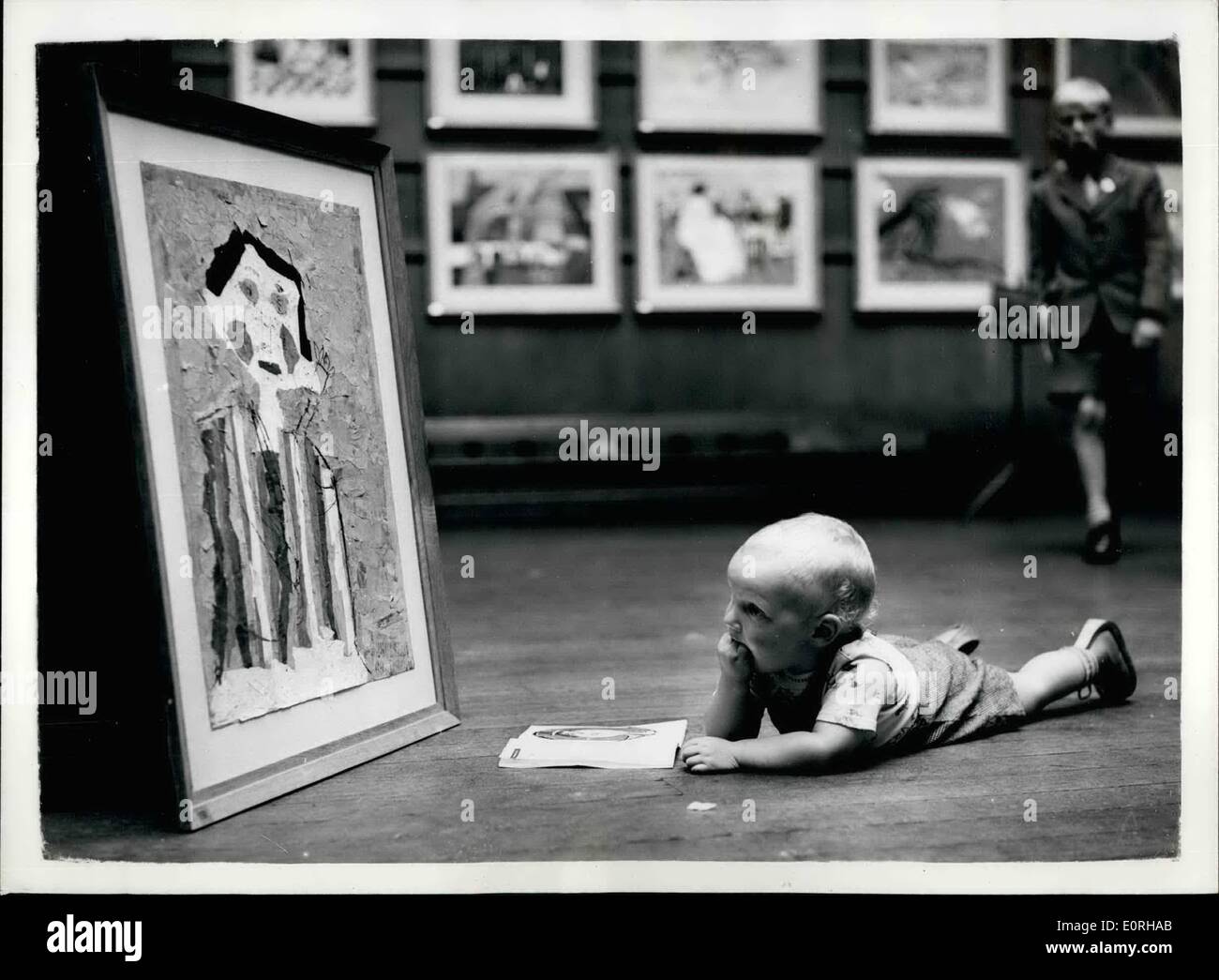 Sett. 09, 1959 - vista privata della mostra nazionale dei bambini s arte: foto mostra uno studio di interesse giovanile. come 22-mesi Barry Newsam, di Sheffield reclinabile nella parte anteriore di un dipinto dal titolo ''Mary Kirlkwood'', da 9 anni di Susan Morris, di Lindon junior school, Leicester a oggi la vista privata presso il Regio Istituto gallerie, London, della mostra nazionale dei bambini del arte. Foto Stock