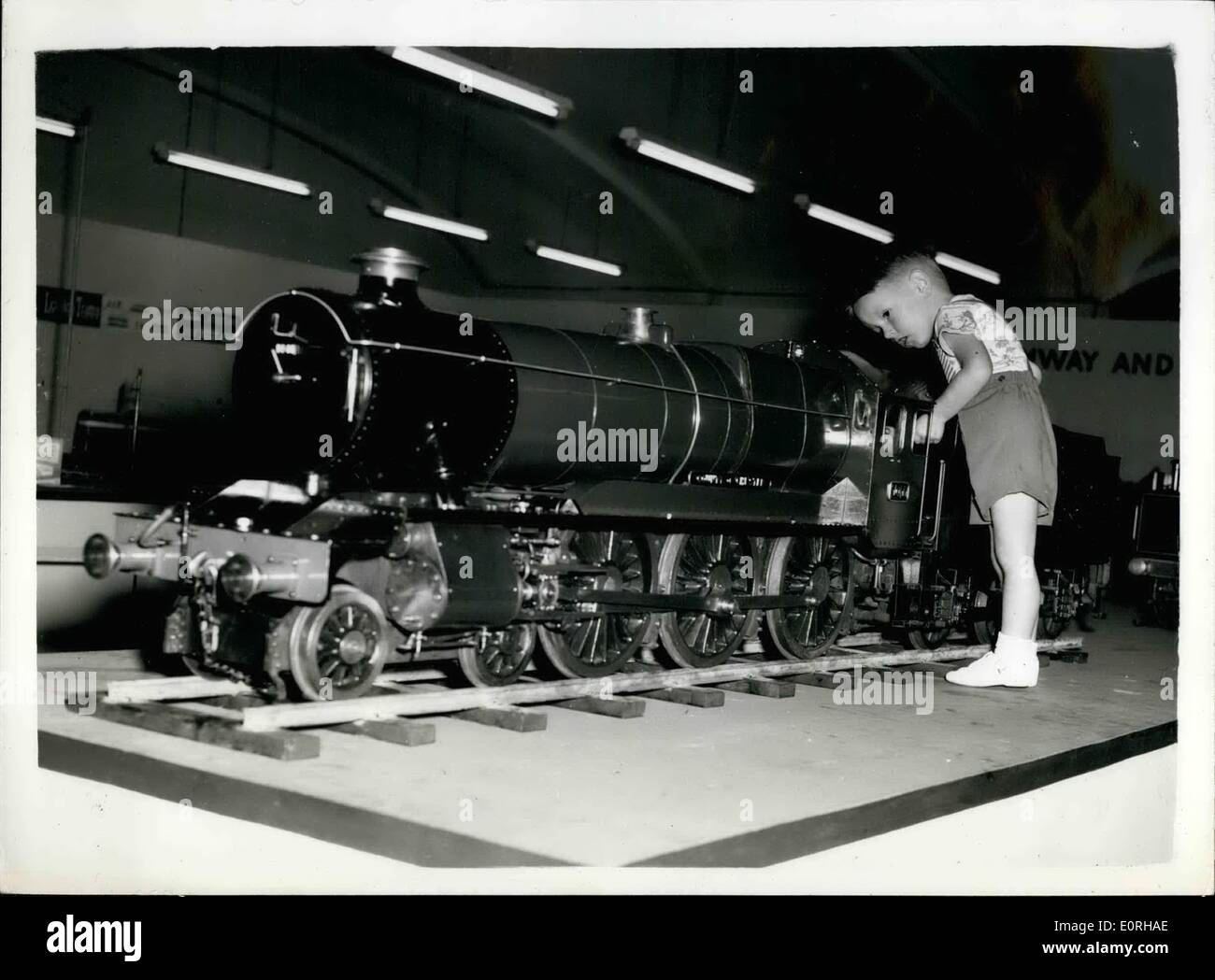 Sett. 09, 1959 - modello ferroviario Hobby Show: Il quinto modello ferroviario Hobby Show si è aperta oggi presso il Central Hall di Westminster. Mostra fotografica di Robin Killick (da 31/2) ha un grande divertimento con un modello grande convoglio ferroviario - presso la mostra questa mattina. Egli viene da Crowborough, Sussex. Foto Stock