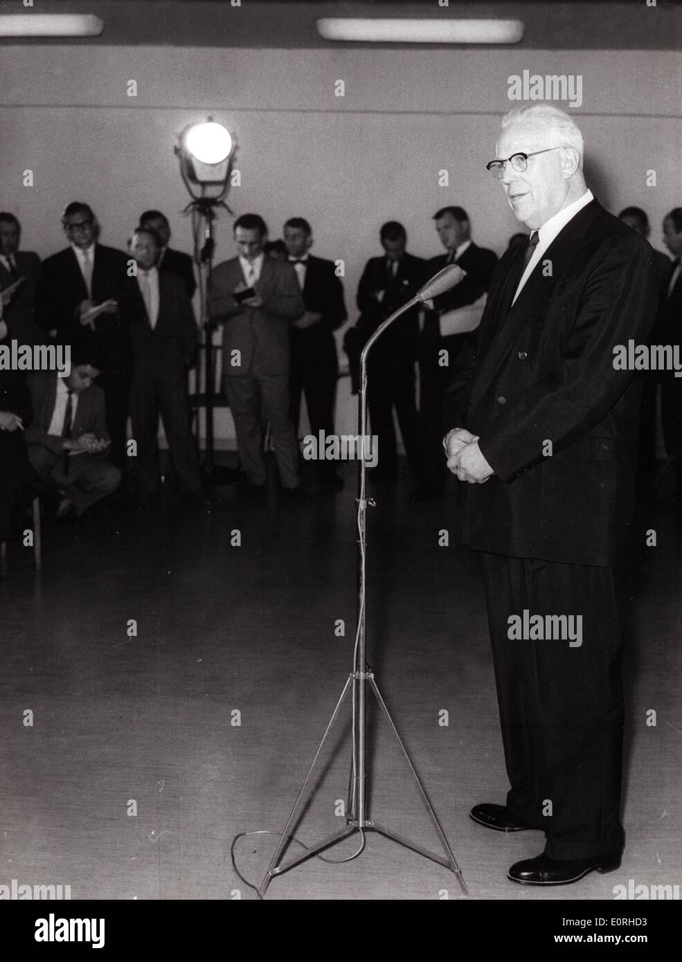 Agosto 01, 1959 - Berlino, DC, Germania - File foto: circa 1959. Mezzo secolo dopo la storica sentenza in Brown v. Consiglio di istruzione che segregata rovesciato l'istruzione, gli Stati Uniti è la marcatura 50 anni di razza di integrazione scolastica. Brown v. Consiglio di istruzione capo supremo della giustizia Earl Warren. Qui il giudice Earl Warren parla nel corso di una conferenza stampa tenutasi presso la Casa America a Berlino circa le sue impressioni dell'Unione Sovietica. Foto Stock