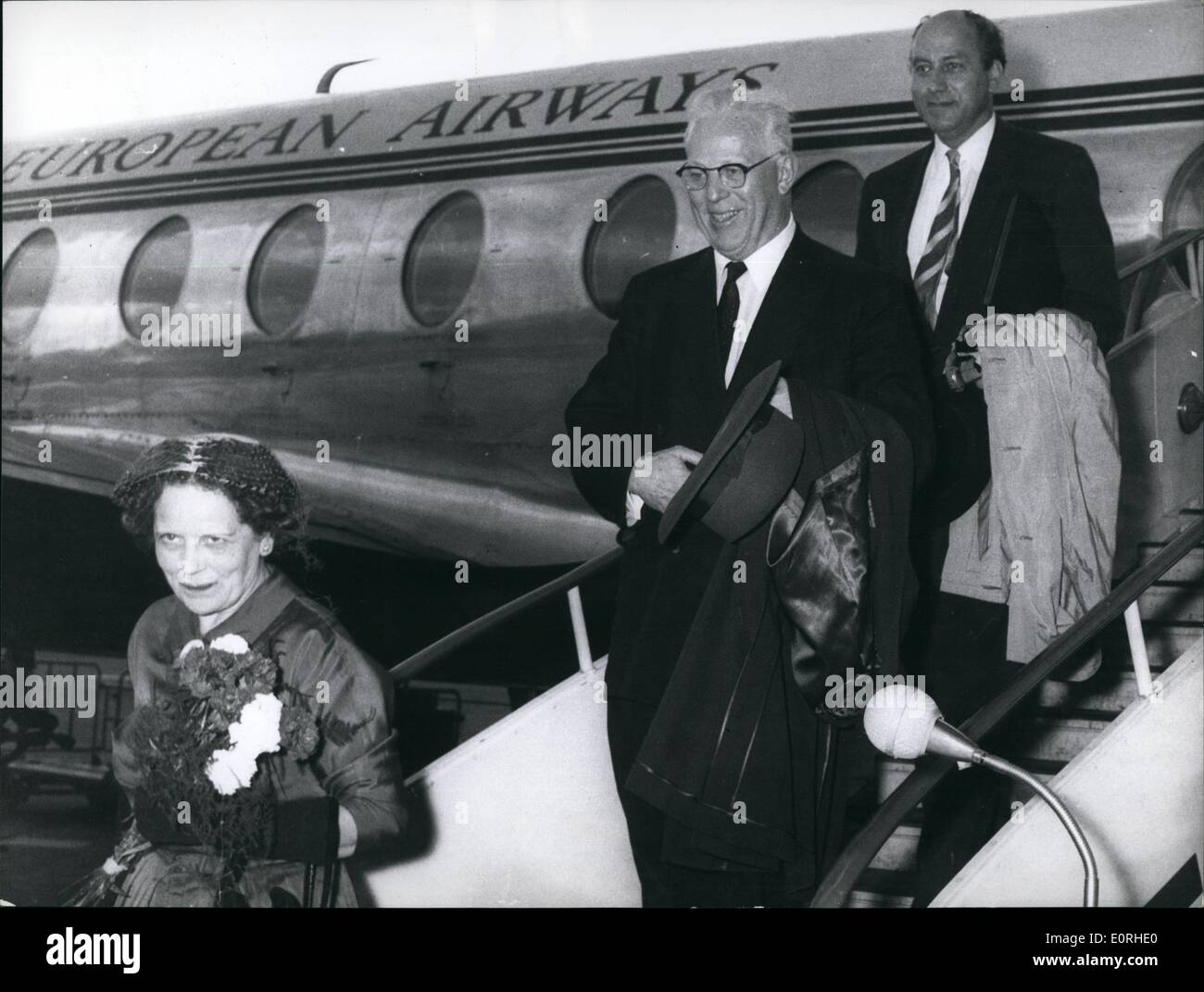 Agosto 08, 1959 - America's ''terzo uomo" a Berlino. Il terzo uomo più potente in America del sistema politico, Chief Justice Earl Warren, arrivati a Berlino il 8-17-1959 per una visita di carattere informativo. Nella foto: in primo piano è la signora Warren, nel mezzo è Earl Warren. Hen Foto Stock