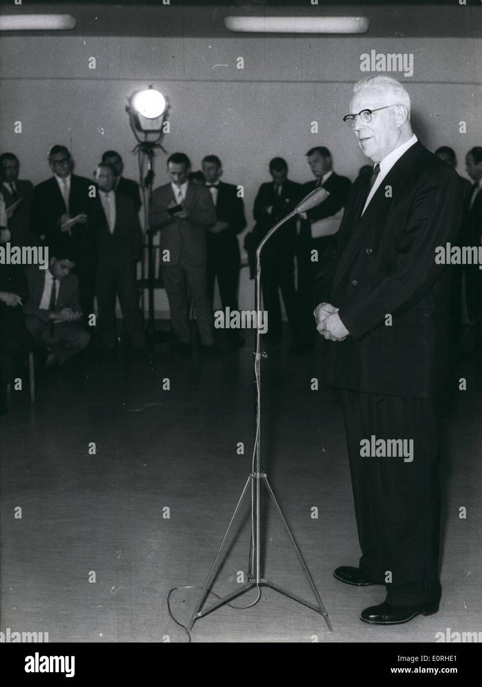 Agosto 08, 1959 - America's ''terzo uomo" a Berlino. In una conferenza stampa tenuta nella Amerikahaus, Chief Justice Earl Warren ha parlato della sua impressione dell'Unione Sovietica. Unione omosessuale in Italia Foto Stock