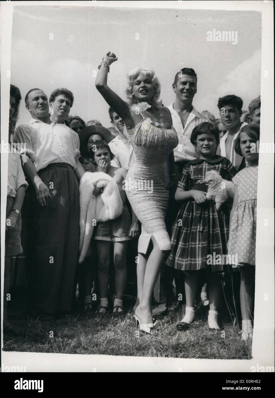 08 agosto 1959 - Jayne Mansfield frequenta Garden Fete: La star americana Jayne Mansfield con suo marito Micky Hargitay questo pomeriggio ha partecipato ad una festa in giardino all'Anger-on-Bea nel Sussex. La festa era di aiutare a raccogliere fondi per la vicina St. Pridgets - la casa per i malati incurabilmente, istituita dal capitano del gruppo Leonard Cheshire V.C. la foto mostra Jayne Mansfield trafigge la mano al cocco timido, uno dei tanti spettacoli collaterali alla festa. Foto Stock