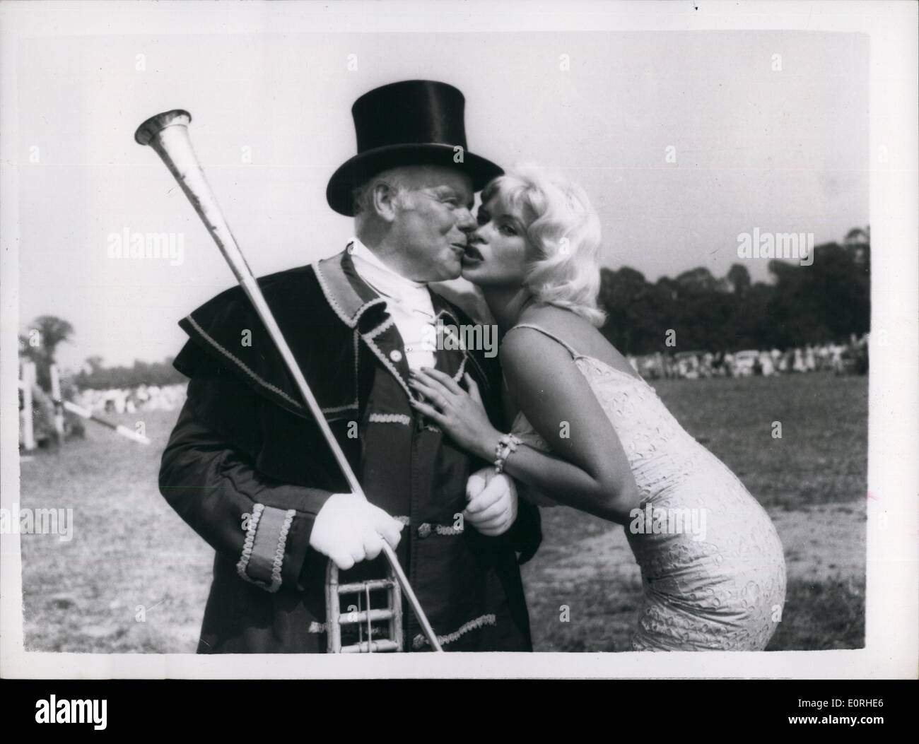 Agosto 08, 1959 - Jayne Mansfield assiste giardino Fete:American film-stella Jayne Mansfield con suo marito Micky Hargitay questo pomeriggio ha partecipato ad un giardino Fete a Angering-su-Mare in Sussex.La sagra è stato per aiutare a raccogliere fondi per la vicina San Bridget è la casa di accoglienza per i malati incurabili, istituito dal gruppo capitano Leonard Cheshire.V.C. La foto mostra un blast su un 130 anni vecchia tromba di coaching, soffiata da 74-enne Bill marzo, di Eastbourne, ha annunciato l'arrivo di Jayne per lo spettacolo. Come la nostra immagine mostra i suoi sforzi non go unrewarded. Foto Stock