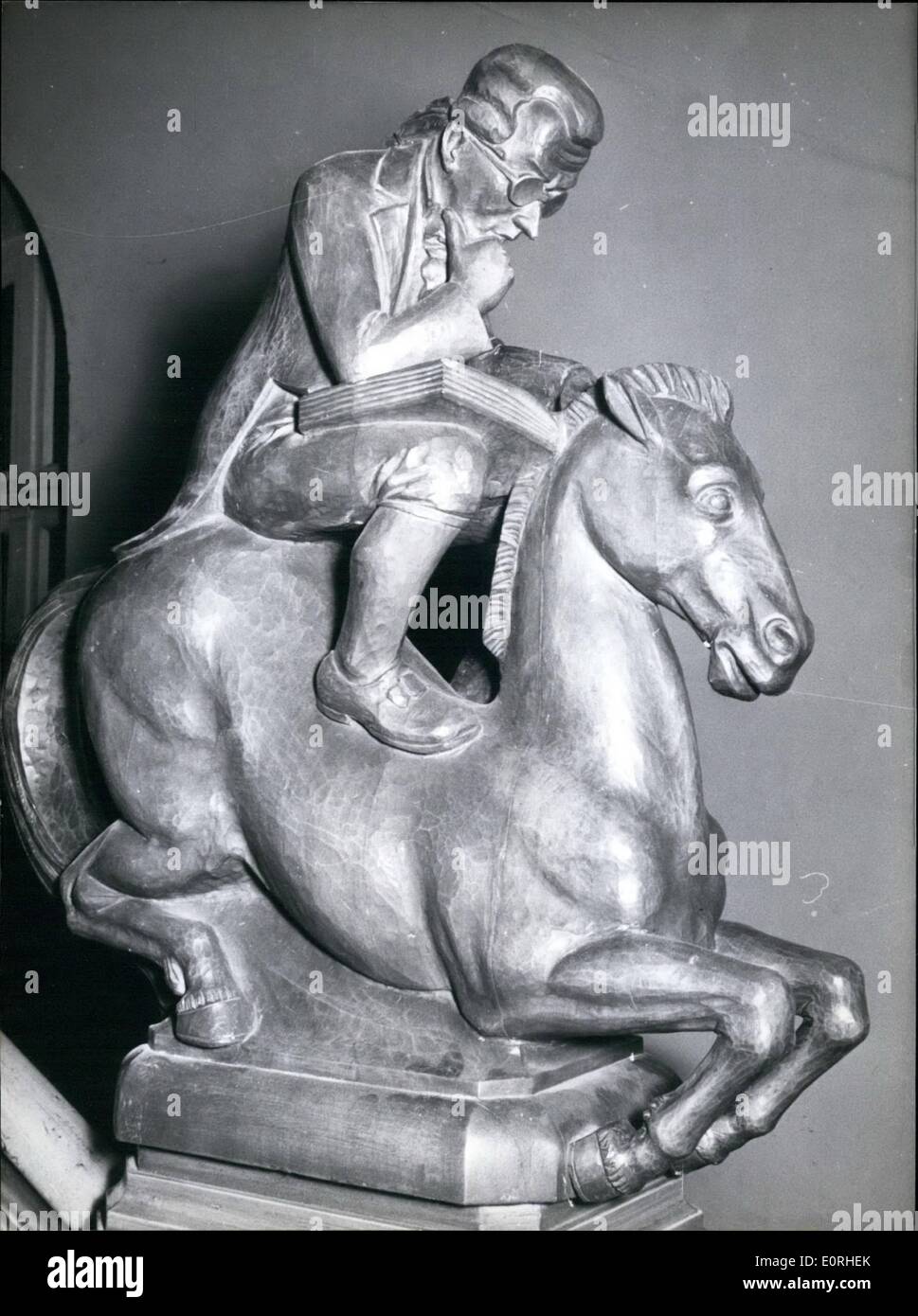 Agosto 08, 1959 - Questo nastro rosso, rompendo sotto il carico di burocrazia si trova proprio di fronte all'entrata dell'agenzia delle entrate in Furth municipio (vicino a Norimberga). Un ufficiale con un senso dell'umorismo, chi può usare il coltello come pure la sua penna, creato questo simbolo che è spesso rise circa. Foto Stock