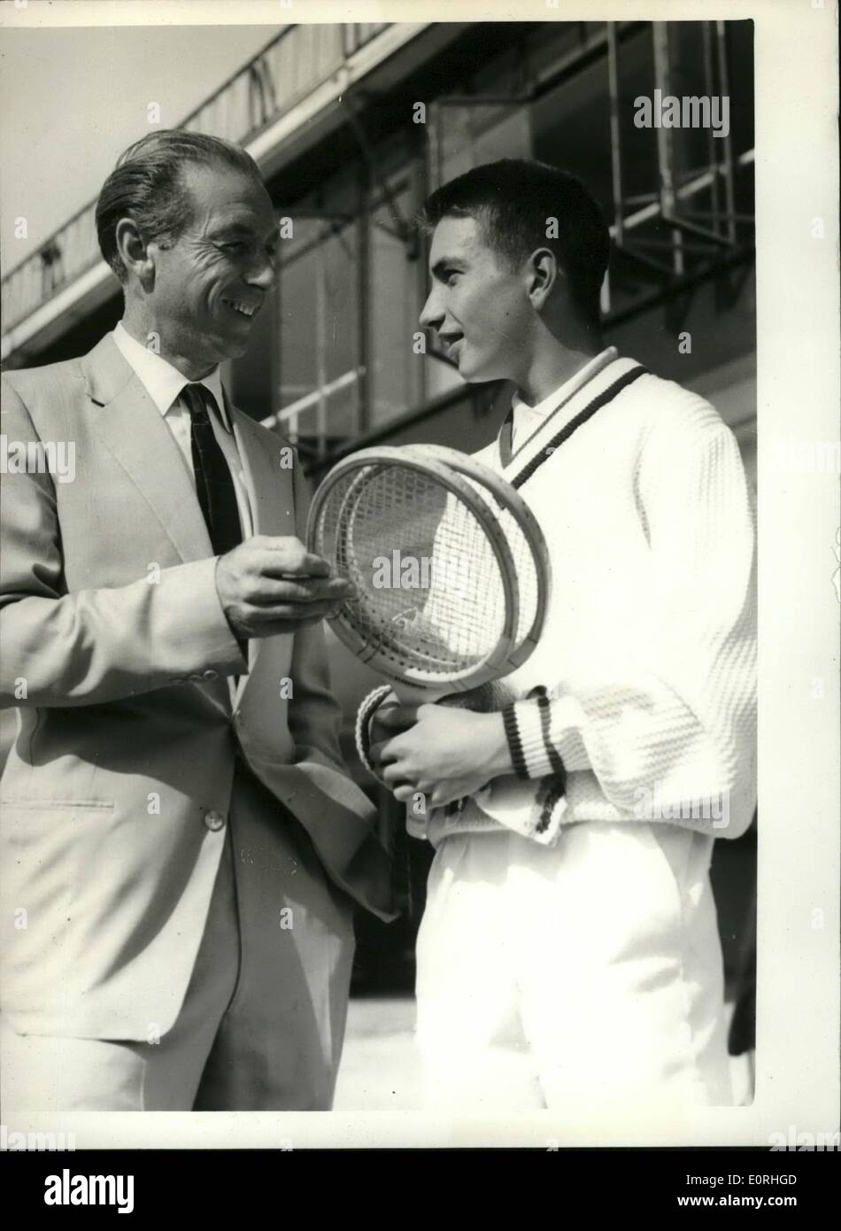 Sett. 09, 1959 - Stanley Matthews Jnr. Nel Tennis campionati: Stanley Matthews JNR. figlio del famoso calciatore è di prendere parte a dei ragazzi single di Junior i campionati di tennis di Gran Bretagna - che si è aperta questa mattina a Wimbledon. Mostra fotografica di Stanley Matthews parla a suo figlio Stanley J N R. prima di queste ultime prese parte ai campionati a tutti i Club in Inghilterra, Wimbledon questa mattina. Foto Stock