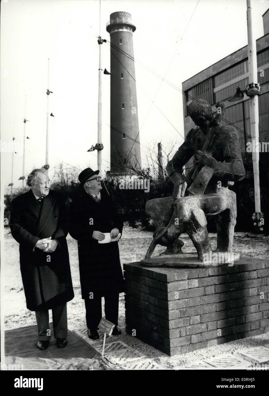 Sett. 09, 1959 - Scultura di violoncellista prima che il Festival Hall. Siegfried Charoux la figura di un violoncellista che è stato offerto al Foto Stock