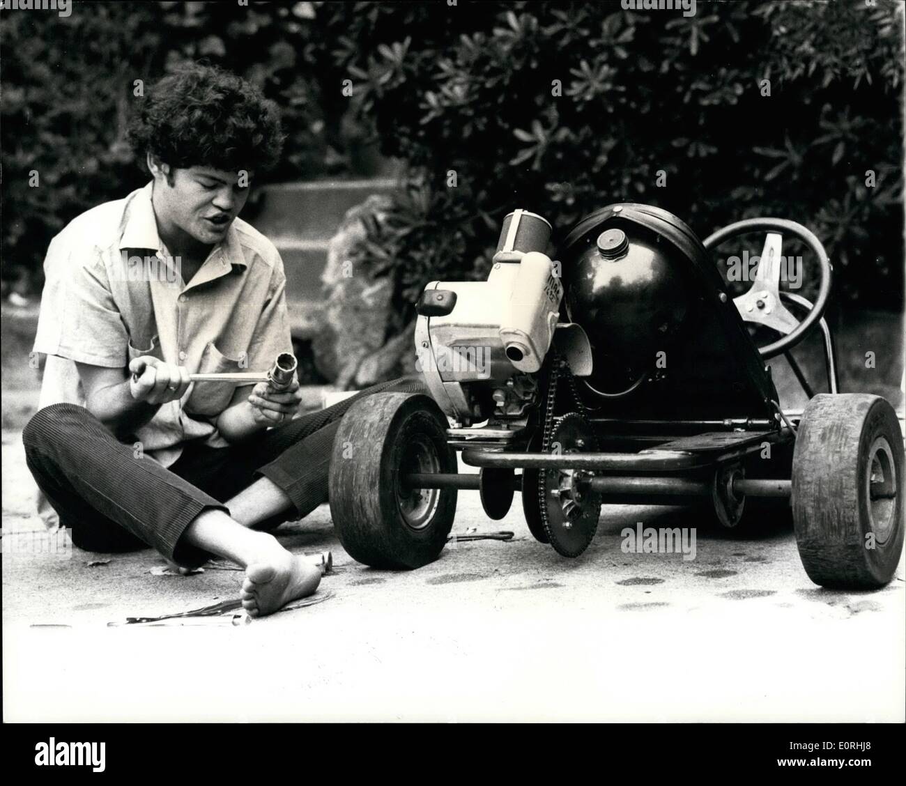 Sett. 09, 1959 - Hi-Speed Monkee: Monkee Micky Dolenz ha recentemente si trovò una nuova emozionante hobby-go-kart racing! Ed essendo meccanicamente una mentalità Monkee, Micky ha fatto più di go-kart racing-egli ha effettivamente si costruì un go-kart, nel suo giardino nella sua casa di Los Angeles. E ogni volta che egli non è il giro del mondo con il gruppo micky di godere a fondo se stesso racing il go-kart. Mostra fotografica. Monkee Micky Dolenz mantiene la sua casa costruita di go-kart in tip top condizioni pronto per il racing. Foto Stock