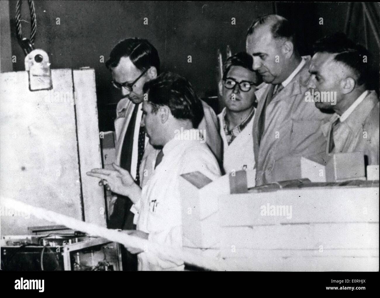 Sett. 09, 1959 - American Atomspecialist visitato Dresden. L atomo americano scienziato prof. R. Stephenson ( STEPHENSON ) è andato, visita europea di centri di ricerca nucleare. a un invito del prof. Il dott. Ing.HeinzBarwich ( BRAWICH ) all'Istituto Centrale per la fisica nucleare in Rossendorf vicino Dresda dal 3 al 7 settembre. 1959. È professore del Nucler Divisione Ingegneria presso l Università Connertiout. Mostra fotografica. Il dott. Alexander mostra lo scienziato americano Prof.R. Stephenson esperimenti sul reattore. Da sinistra a destra: Prof.Stephenson ( occhiali e capelli neri ), Dr.Alexander, Prof Foto Stock