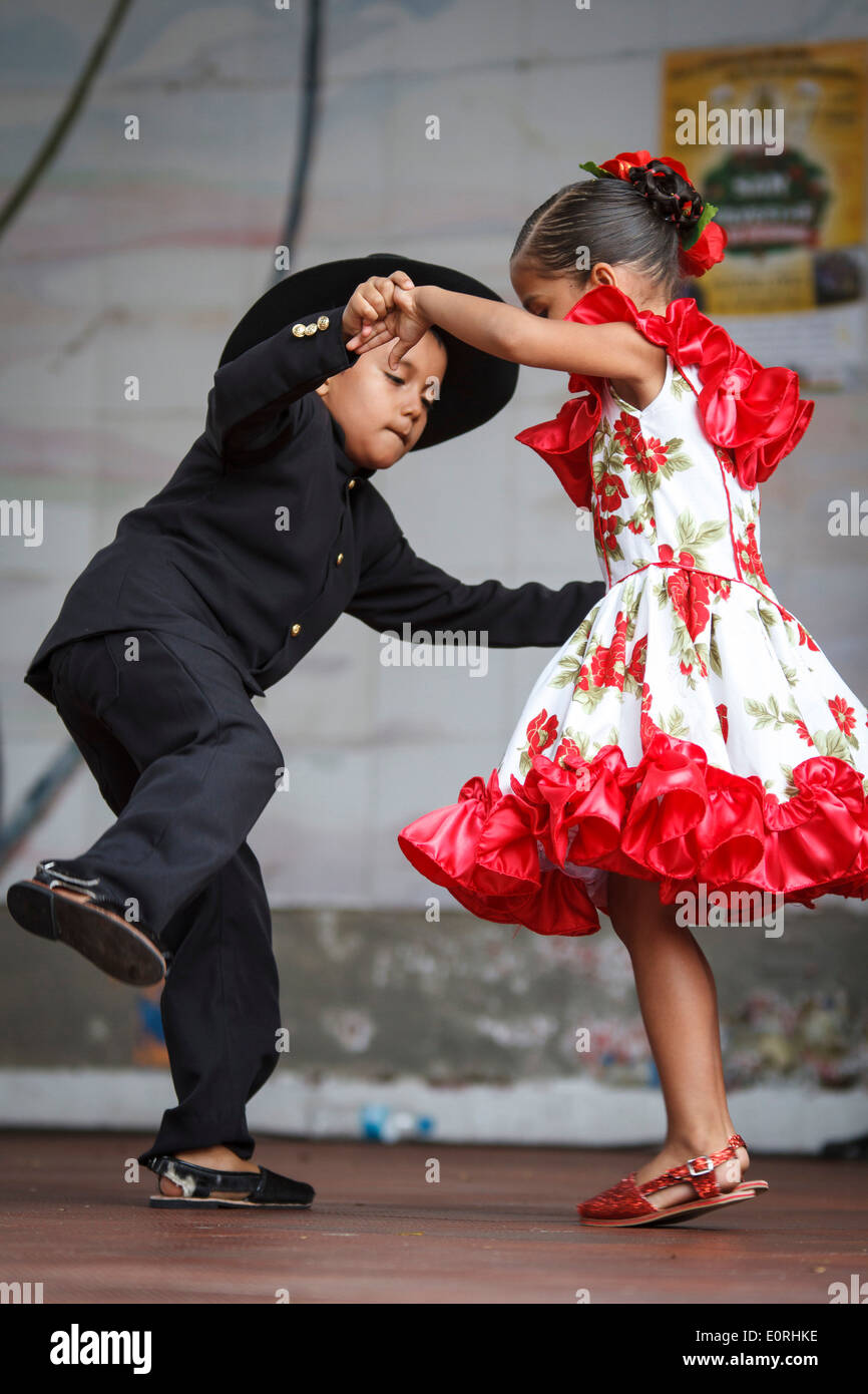 Danze Folkloristiche: i bambini danza joropo. Foto Stock