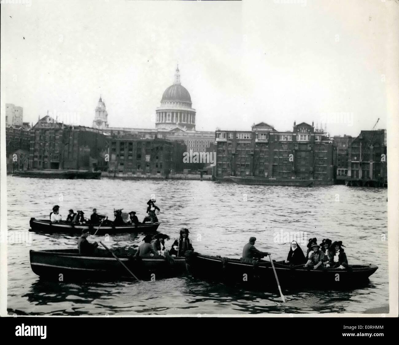 Agosto 08, 1959 - Sir Christopher Wren party - XVII secolo vive nuovamente a Londra: un secolo XVII era partito crcenised questa sera dai membri della Associazione di Keneington antiquari, una groppa di costume antico, è andato a Trig lone passi. off temi superiore street, dove il fiume lightermon thomos, vestito in cappotto Doccett e Badge ricorda, remato poi attraverso Bankaide. Vi il perty pagato una visita a 49 cardinali dove. Era in una casa che Sir Christopher usurato è reputato una volta hanno vissuto Foto Stock