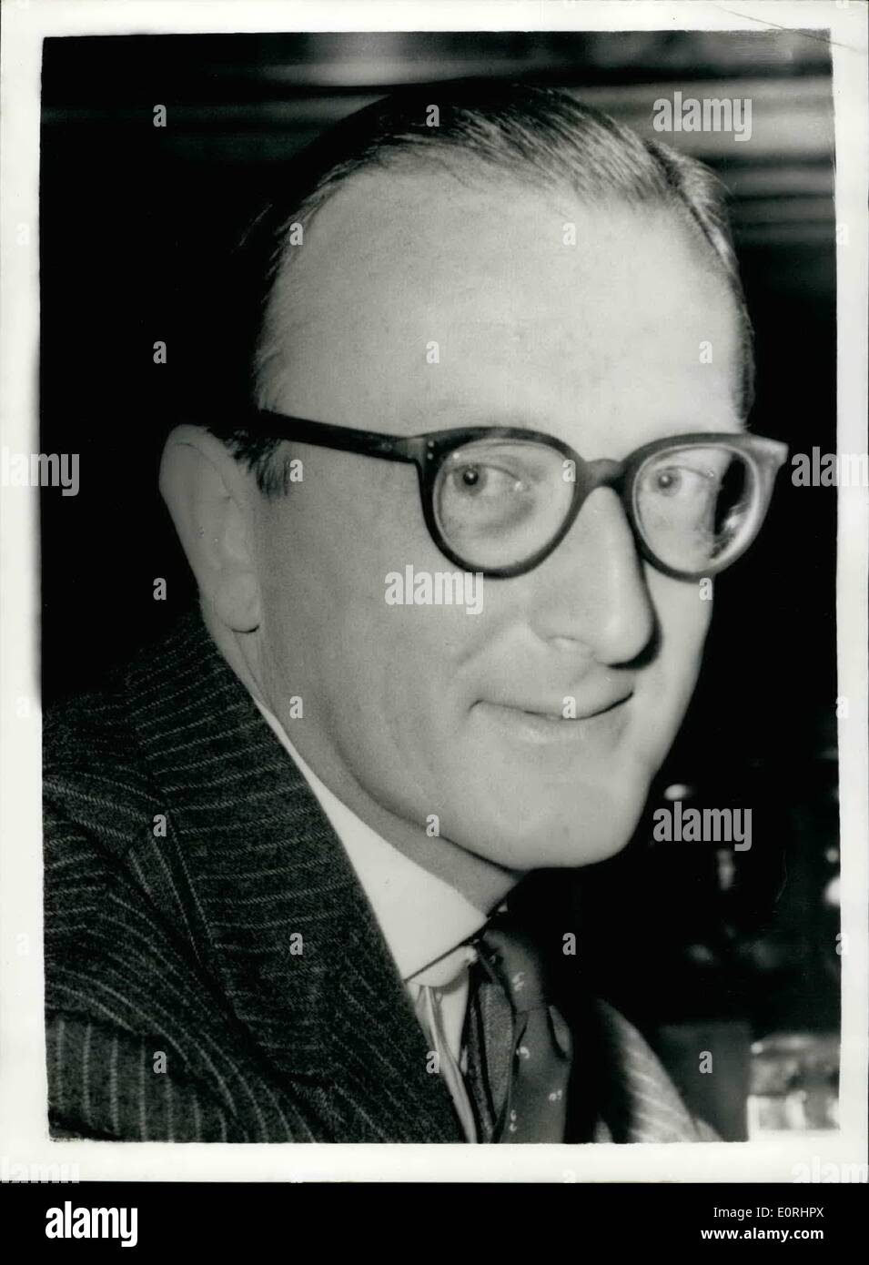 Nov. 11, 1959 - Lord Carrington - Nuovo primo signore del Ministero della Marina. Mostra fotografica di Lord Carrington il nuovo primo signore del Ministero della Marina visto nel suo ufficio presso l'Ammiragliato questa mattina. Foto Stock