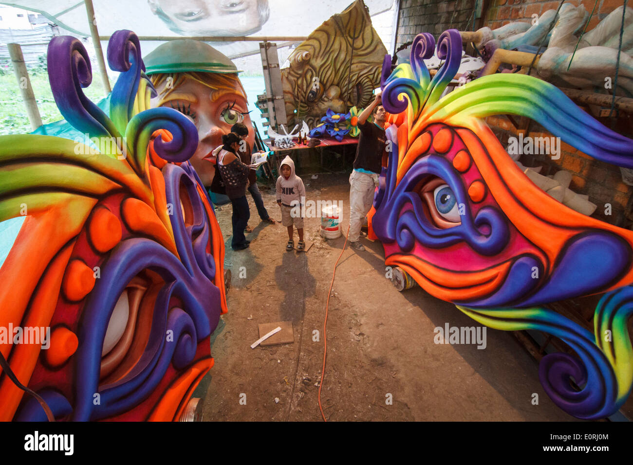 Il carnevale di artigiani. Cordoba famiglia workshop, artigiani costruttori di flottazione. Foto Stock