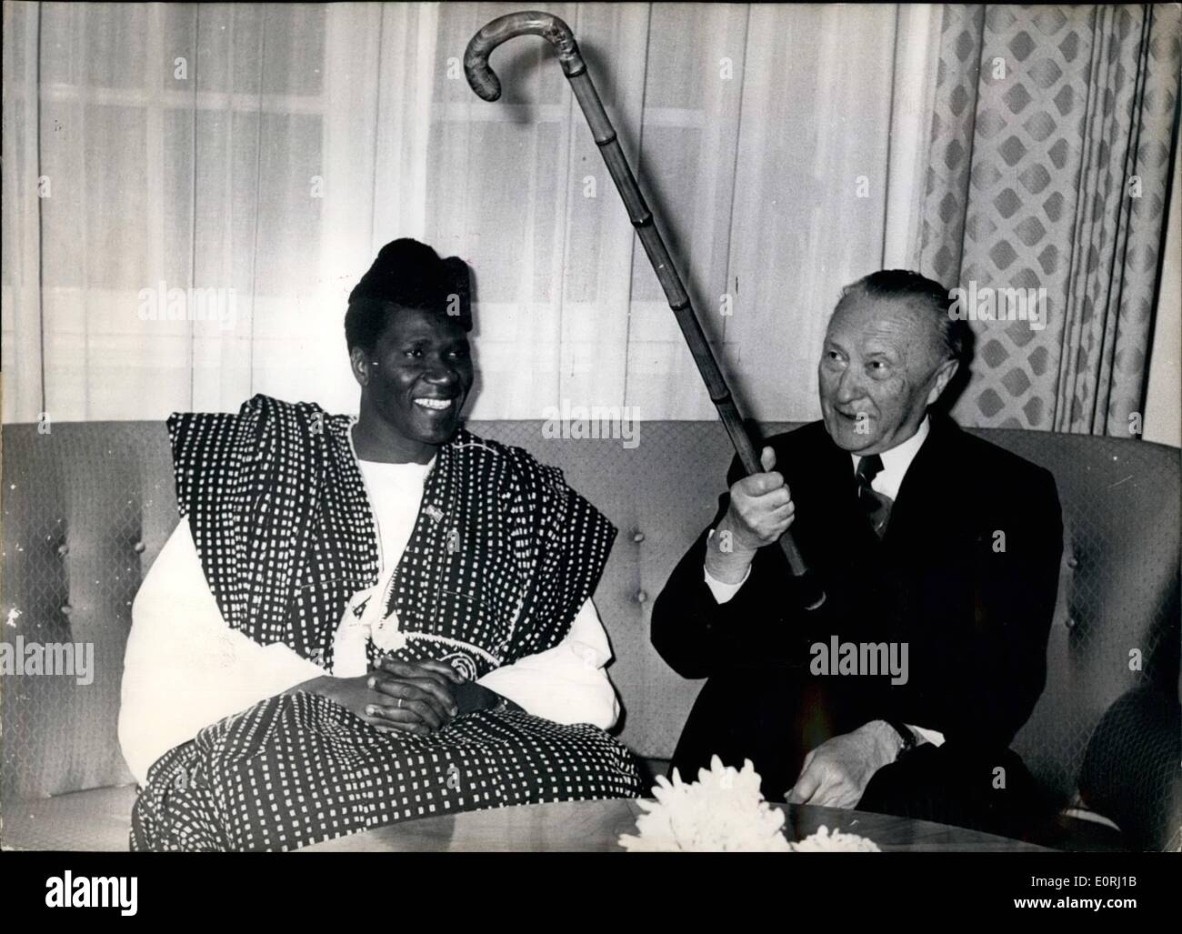 Nov. 11, 1959 - Sekou Toure con il Cancelliere Dott.ssa Adenauer: Su nov. 16th, 1959, Stato Presidente Sekou Toure della Guinea sono arrivati a Bonn. Il programma della visita comprende anche il controllo della Hoesch sito del forno e le opere chimiche Hoechst. OPS: Sekou Toure (SEKOU TOURE) insieme con il cancelliere il dottor Konrad Adenauer chi è ''minacciando'' i fotografi che sono forse un po' troppo persistente, con il suo bastone. Foto Stock