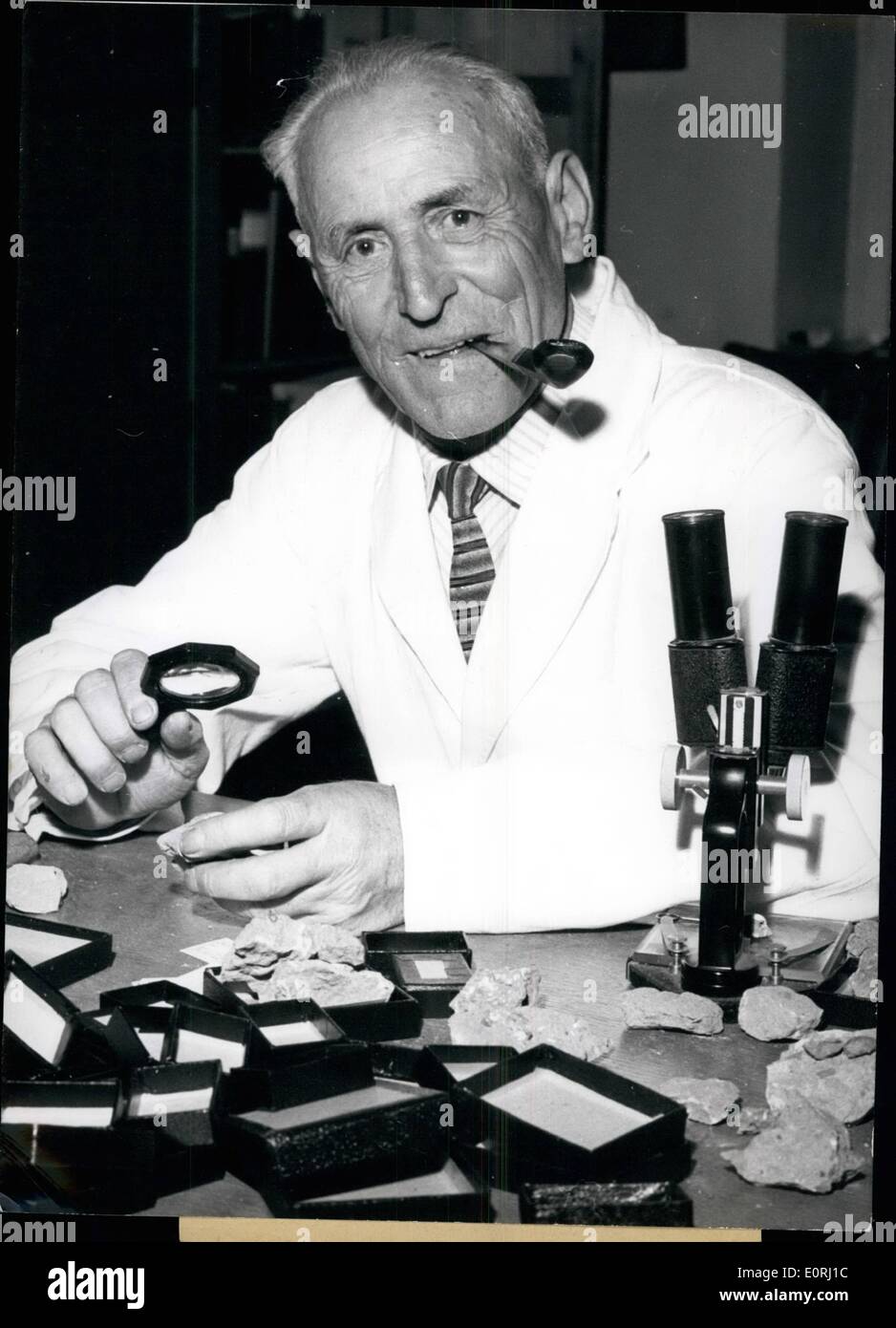 Nov. 11, 1959 - Laurea di Dottore honoris causa per il minatore Otto Holzl: un piuttosto insoliti grado di un dottore honoris causa è stato aggiudicato, pochi giorni fa, per il minatore Otto Holzl (OTTO HOLZL), 62 a Hausham vicino a Monaco di Baviera (HAUSAM). Le facoltà scientifiche dell'università di Monaco di Baviera gli ha attribuito questa alta distinzione perché il minatore in anni di duro e difficile lavoro ha studiato le opere di geologia e paleontologia, e entro un certo numero di decenni, divenne un noto esperto su questo argomento. Holzl che fino al 1951 ha lavorato nella miniera di carbone di Hausham, 40 anni fa ha iniziato i suoi studi geologici Foto Stock