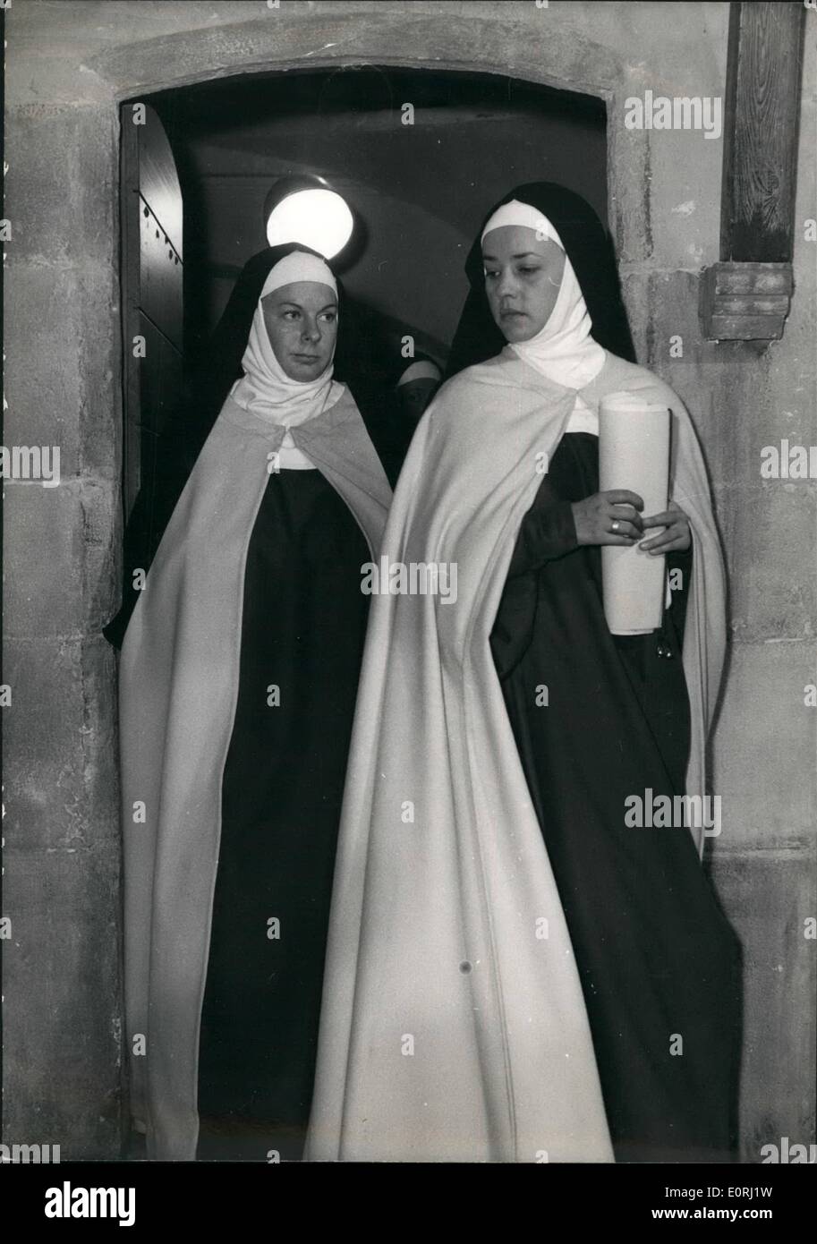 Nov. 11, 1959 - Jeanne Moreau come monaca carmelitana New Delhi. Jeanne  Moreau , il famoso schermo francese e stadio attrice impersona una monaca  carmelitana nel film ''Le dialogo De Carmelitani'' (una