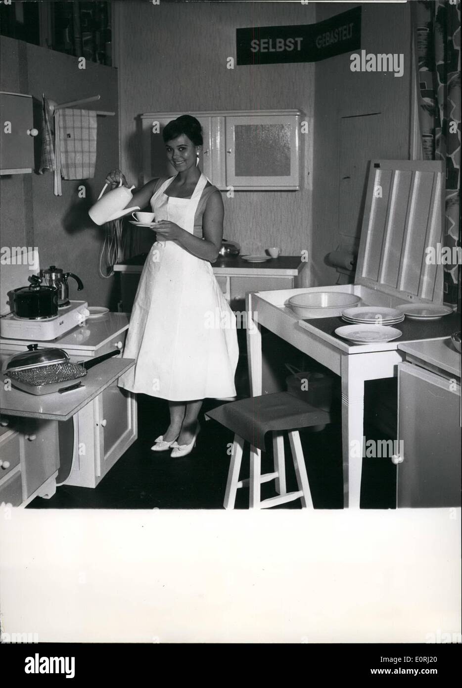 Nov. 11, 1959 - self made cucina per 300 Marka: il consumatore al centro nelle loro camere di Amburgo ha mostrato una self made in cucina. Tutte le parti di essa sono state quasi del tutto inutili prima, ma con colori luminosi e agili mani, vecchi tavoli e ripiani si è trasformato in un accogliente e comodo di cucina. Acquistando le vecchie parti costo 60 marchi (circa &pound;5) e le spese per la stampa a colori e di pagare per gli operai erano 240 segna circa &pound;20. Ciò dimostra che gli sposi non deve spendere 1000 segni per Nizza mobili per cucina Foto Stock