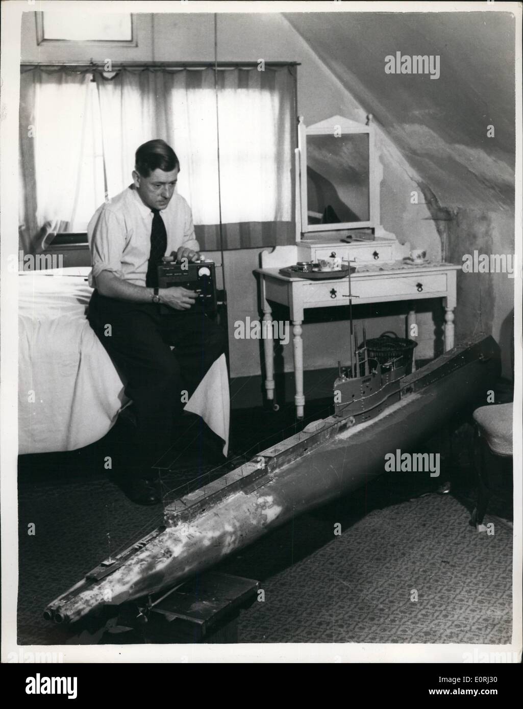 Nov. 11, 1959 - Dieci piedi modello funzionante di un sottomarino costruito in una camera da letto.. Essa sarà effettivamente fuoco missili reale: un dieci piedi lungo Foto Stock