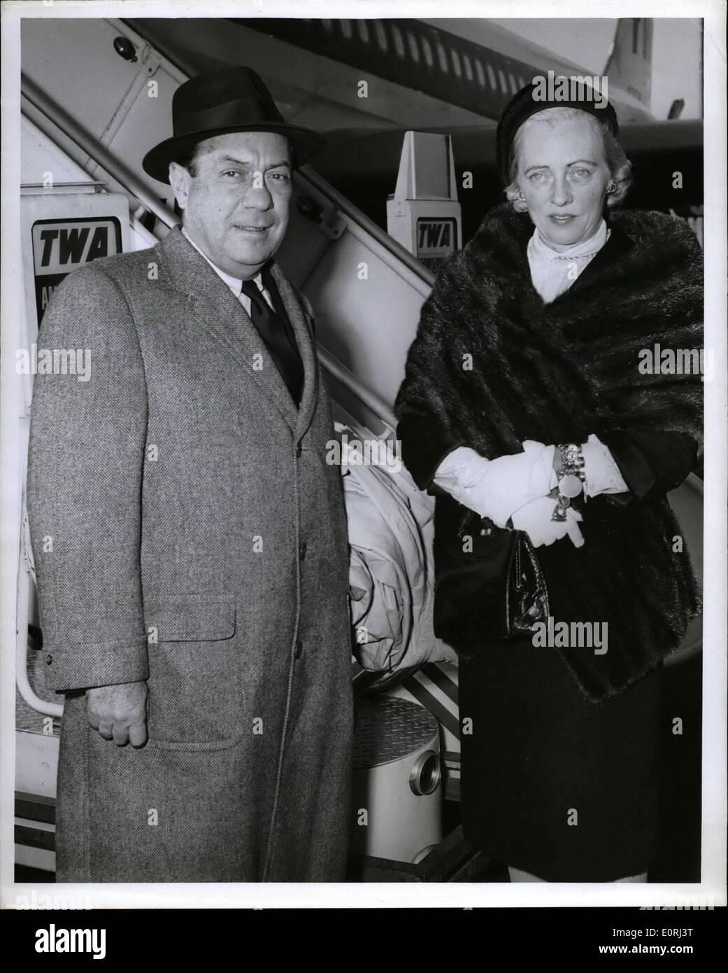 Nov. 11, 1959 - N.Y. Aeroporto internazionale: sindaco e la Sig.ra Robert Wagner sono mostrati in arrivo su un TWA rivestimento a getto da San Francisco. Essi tornarono da quattro giorni di parlare di impegno in Golden Gate città. Foto Stock