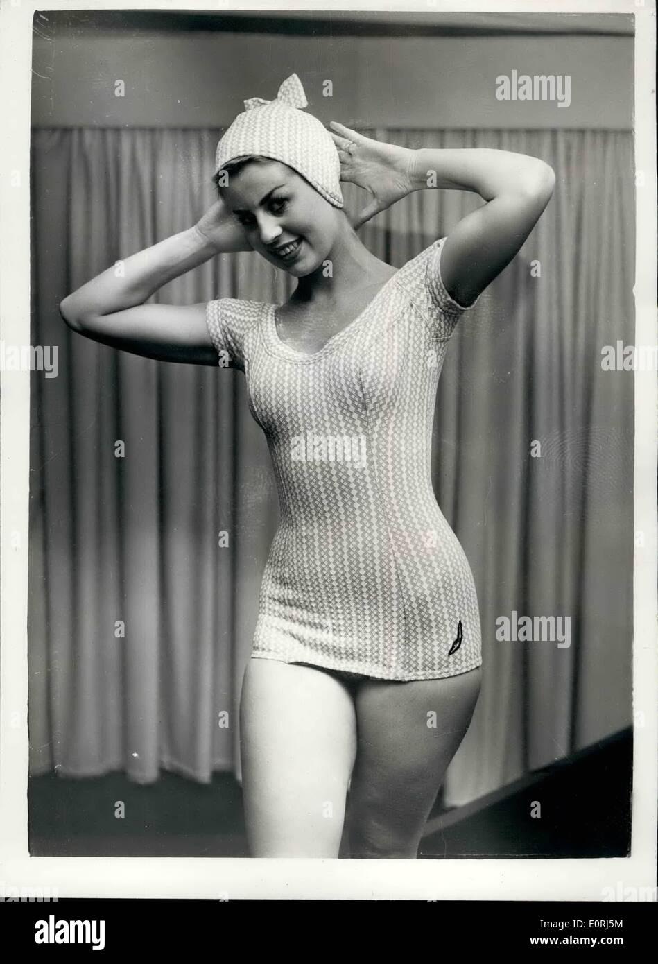 Ottobre 01, 1959 - 1.10.59. Mostra di moda balneare per il 1959. Keystone Foto Mostra: Sylvia McGregor modelli Cha-Cha-Cha a basso V-back girocollo costume da bagno dalla Jantzen 1959 moda balneare raccolta. Esso ha un giro di legare con poco i manicotti in stile Maglione, e è in maglia Jantzen Hellanes e lastex. Con esso un abbinamento swimhat. Foto Stock